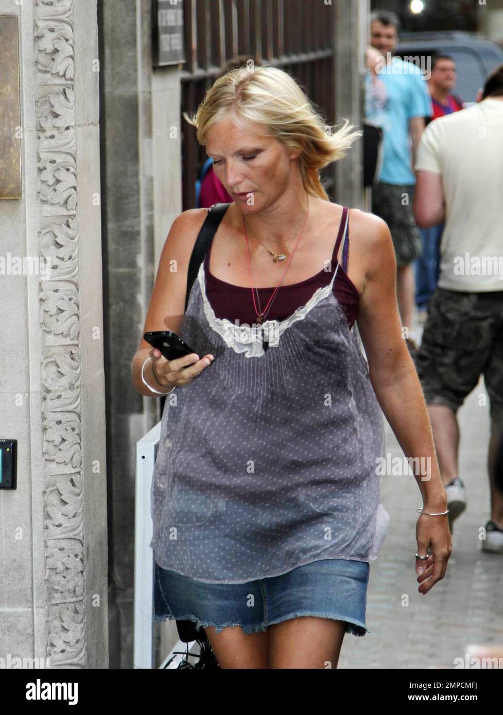 Der britische Radiomoderator Jo Whiley kommt zur Arbeit in den BBC Radio Studios in London, Großbritannien. 9/2/10 . Stockfoto