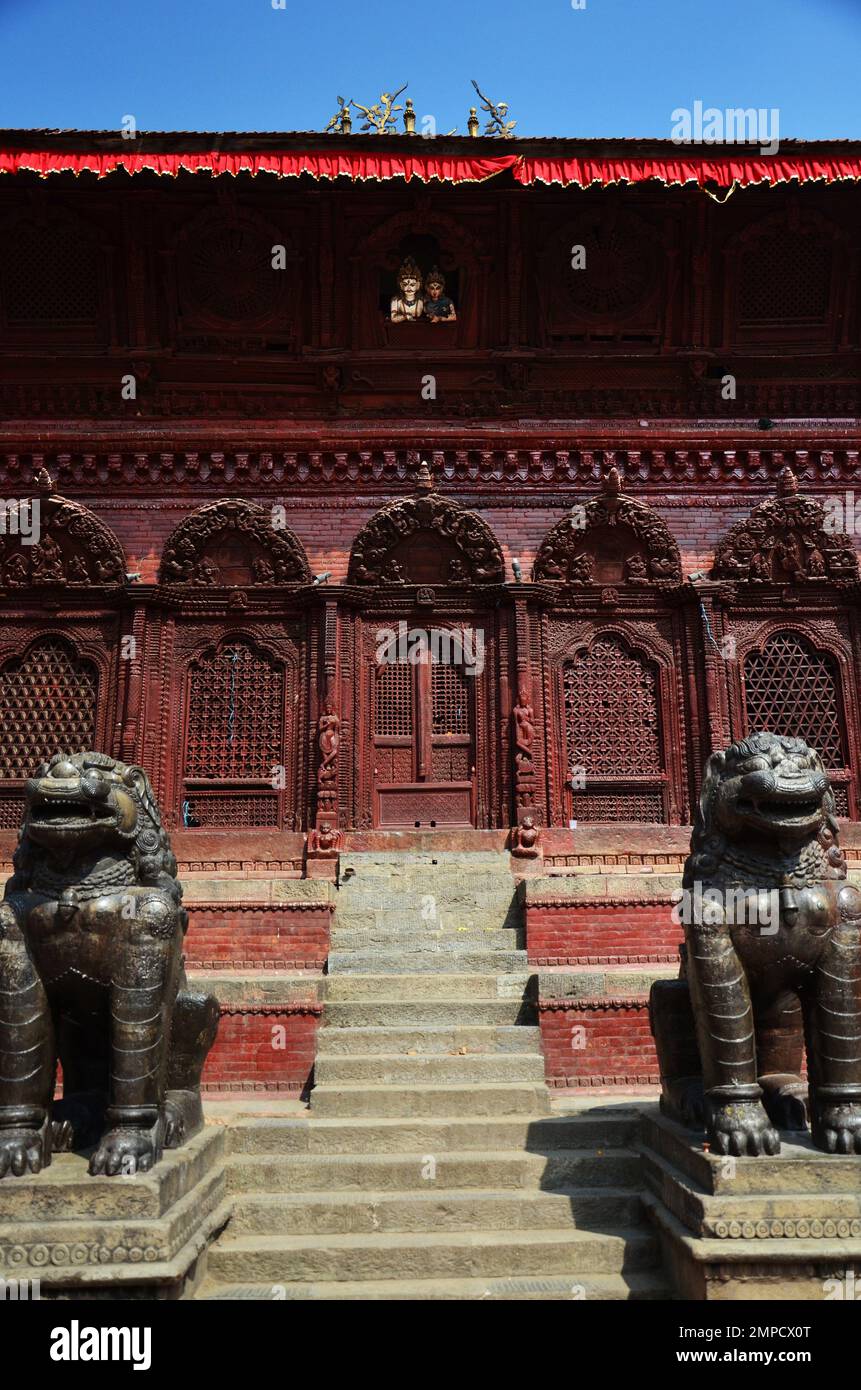 Skulptur, alte Bronzestatuen des napali-Löwen singha und geschnitztes Holzgebäude Shiva Parvati hindu-Tempel für Reisende in Basa Stockfoto