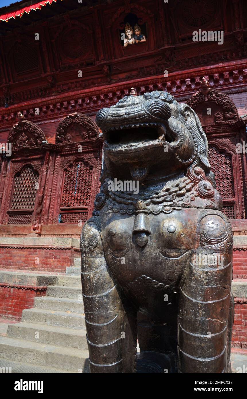 Skulptur, alte Bronzestatuen des napali-Löwen singha und geschnitztes Holzgebäude Shiva Parvati hindu-Tempel für Reisende in Basa Stockfoto