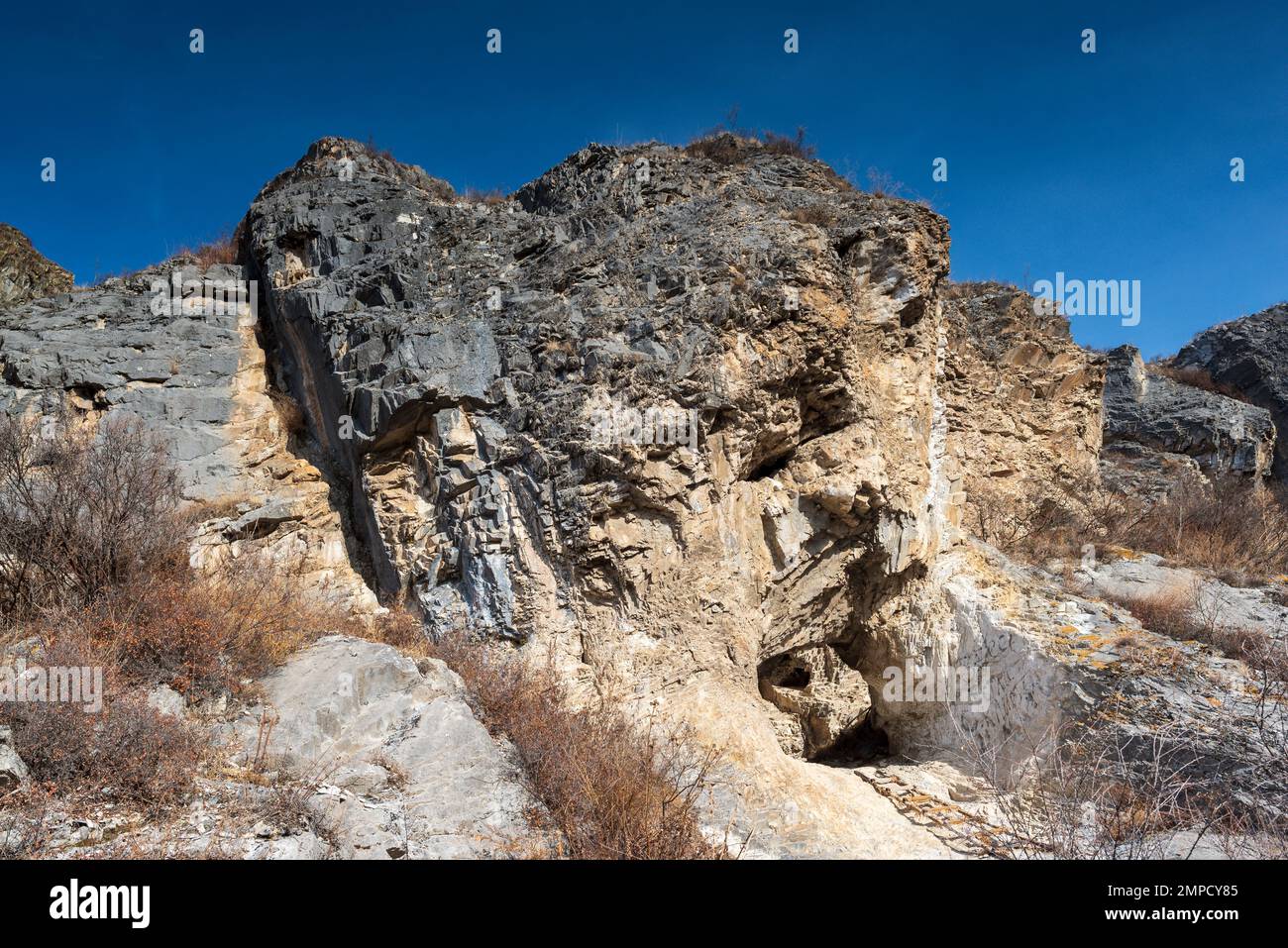 Extremer Park für Felsklettern in einer Höhlenschlucht und Treppen in Altai. Stockfoto