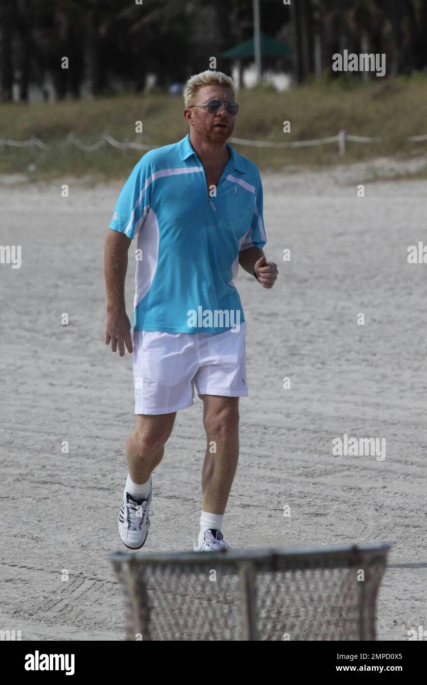 Exklusiv!! Boris Becker und seine Verlobte Sharlely Kersenberg gehen am Strand joggen. Becker wird bald Ehefrau und hat das Tennis-Ass im Staub gelassen, als er einem verschwitzten Boris vorfuhr. Das Paar wird später in diesem Jahr heiraten. Miami, Florida 3/31/09. Stockfoto