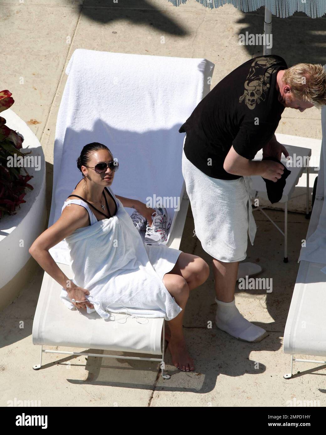 EXKLUSIV!! Tennislegende Boris Becker und seine Frau Sharlely trainieren am Pool in ihrem Luxushotel und kühlen sich dann zusammen im Pool ab. Miami Beach, Florida 5/28/10. Stockfoto