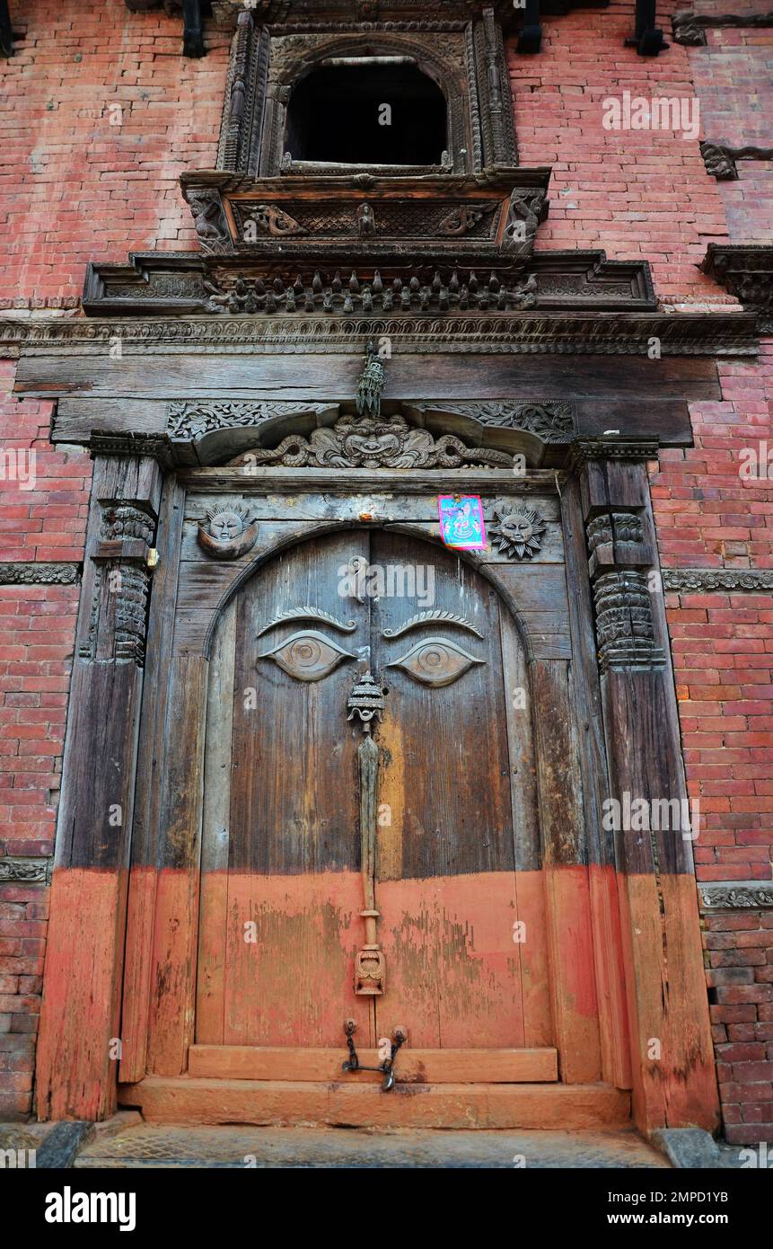 Kunstwerke, hölzerne Augen der Weisheit buddha auf antiken Holztüren in antiker nepalesischer Architektur und antike alte Ruine des nepalesischen Königspalastes in Basantapur Stockfoto