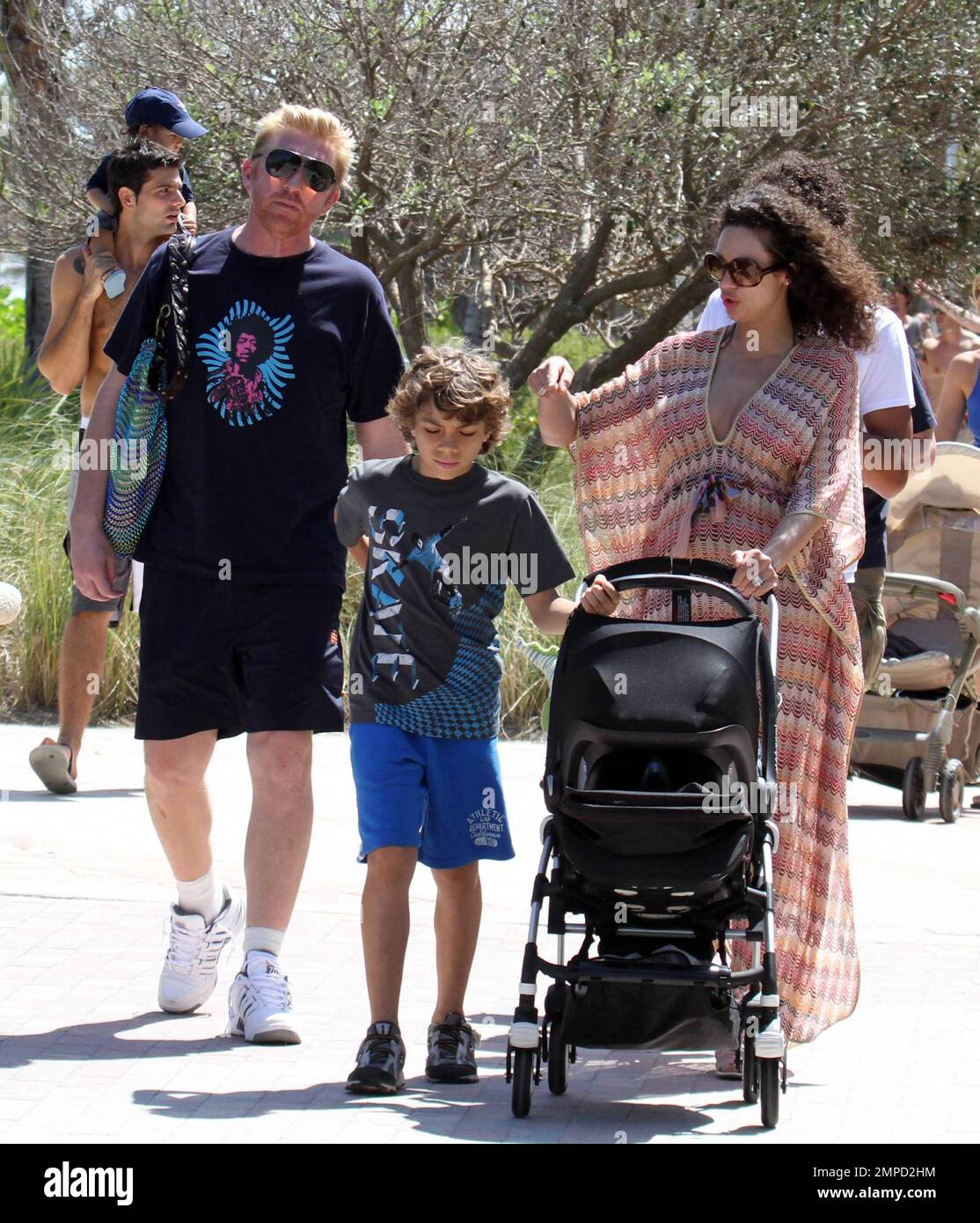 Boris Becker geht mit seiner wachsenden Familie auf der Promenade in South Beach spazieren. Seine Frau Sharlely zeigte ihre Post-Baby-Kurven in einem niedrig geschnittenen Kleid. Elias schien sehr beschützend für seinen neuen Bruder Amadeus zu sein, hielt sich am Buggy fest und half dabei, ihn durch einige enge Räume zu führen. Boris' ältester Sohn Noah ging mit Boris und scheint jetzt größer als sein Vater zu sein. Miami, Florida 3/27/10. L Stockfoto