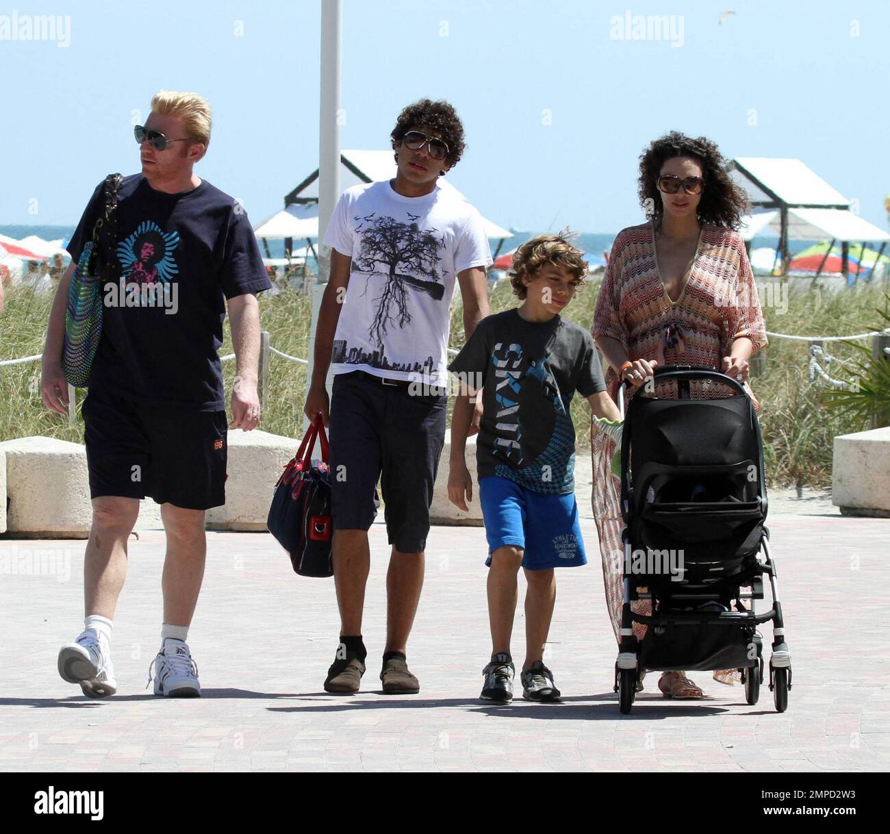 Boris Becker geht mit seiner wachsenden Familie auf der Promenade in South Beach spazieren. Seine Frau Sharlely zeigte ihre Post-Baby-Kurven in einem niedrig geschnittenen Kleid. Elias schien sehr beschützend für seinen neuen Bruder Amadeus zu sein, hielt sich am Buggy fest und half dabei, ihn durch einige enge Räume zu führen. Boris' ältester Sohn Noah ging mit Boris und scheint jetzt größer als sein Vater zu sein. Miami, Florida 3/27/10. Stockfoto