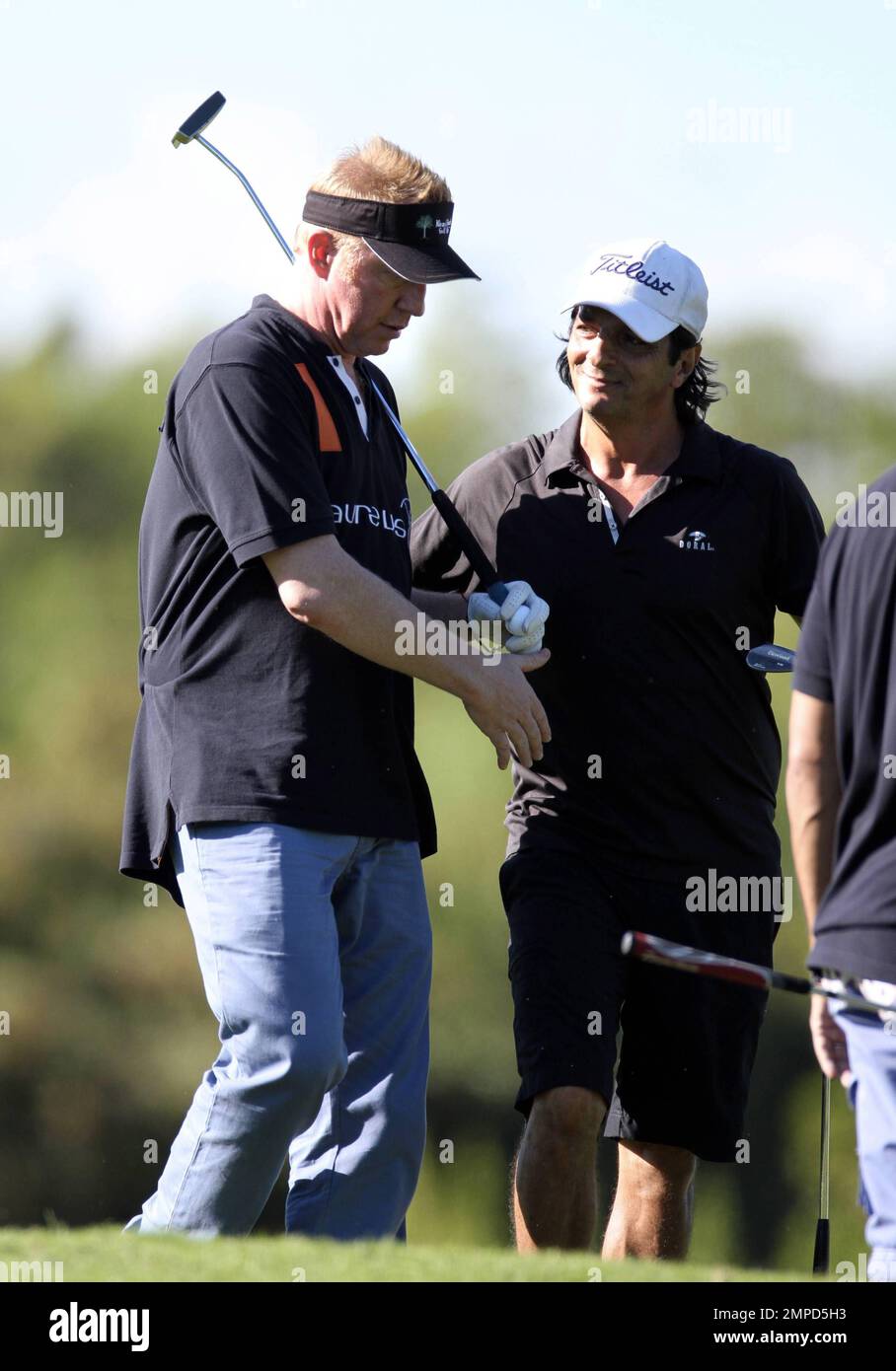 Boris Becker spielt eine Runde Golf mit den Kumpels Rudd und Silver, wobei die Wette gilt, dass der Verlierer das Abendessen zahlt. Boris trug ein Hemd der Nummer 1 und wurde dabei gesehen, wie er seine Nase auf seinem Golfwagen knackte. Miami Beach, Florida 26. Dezember 2011 Stockfoto