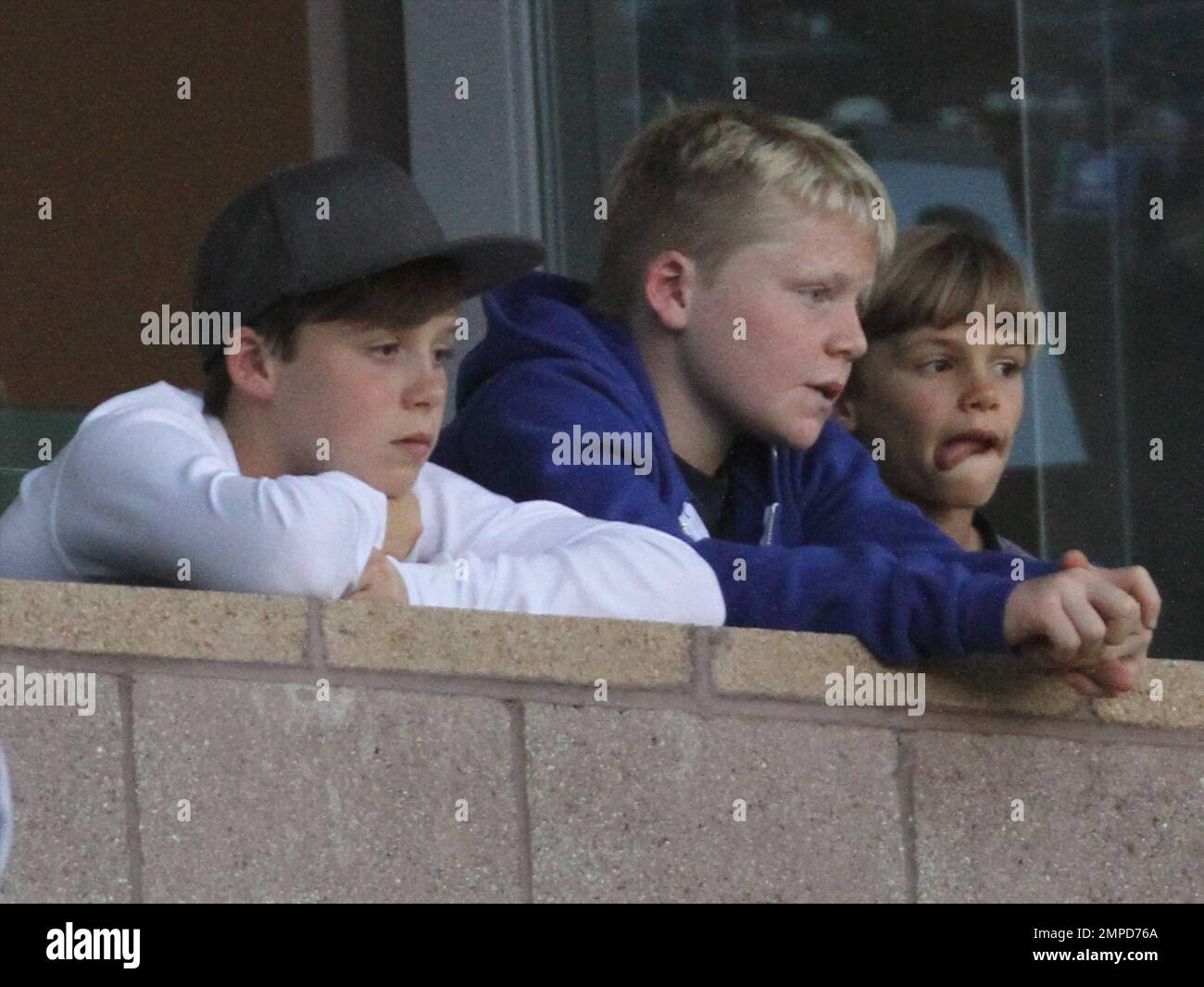 Brooklyn, Romeo und Cruz Beckham beobachten Dad David, wie er die LA Galaxy zu einer 0-0-Uhr-Krawatte über den D.C. führt Vereint. Während des Spiels D.C. Der Mittelfeldspieler Fred ließ Beckham mit einem harten Tackle fliegen, der im Home Depot Center in der ersten Hälfte eine gelbe Karte zog. Ebenfalls in der Box mit den Jungs waren Wayne Sneijder und seine Frau, die holländische Schauspielerin Yolanthe Cabau van Kasbergen. Beckhams schwangere Frau Victoria schien heute nicht beim Spiel zu sein. Los Angeles, Kalifornien. 06/03/2011. Stockfoto