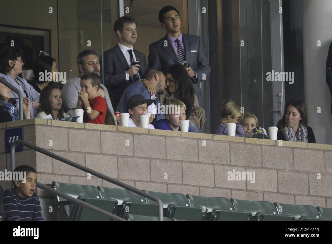 Brooklyn, Romeo und Cruz Beckham beobachten Dad David, wie er die LA Galaxy zu einer 0-0-Uhr-Krawatte über den D.C. führt Vereint. Während des Spiels D.C. Der Mittelfeldspieler Fred ließ Beckham mit einem harten Tackle fliegen, der im Home Depot Center in der ersten Hälfte eine gelbe Karte zog. Ebenfalls in der Box mit den Jungs waren Wayne Sneijder und seine Frau, die holländische Schauspielerin Yolanthe Cabau van Kasbergen. Beckhams schwangere Frau Victoria schien heute nicht beim Spiel zu sein. Los Angeles, Kalifornien. 06/03/2011. Stockfoto