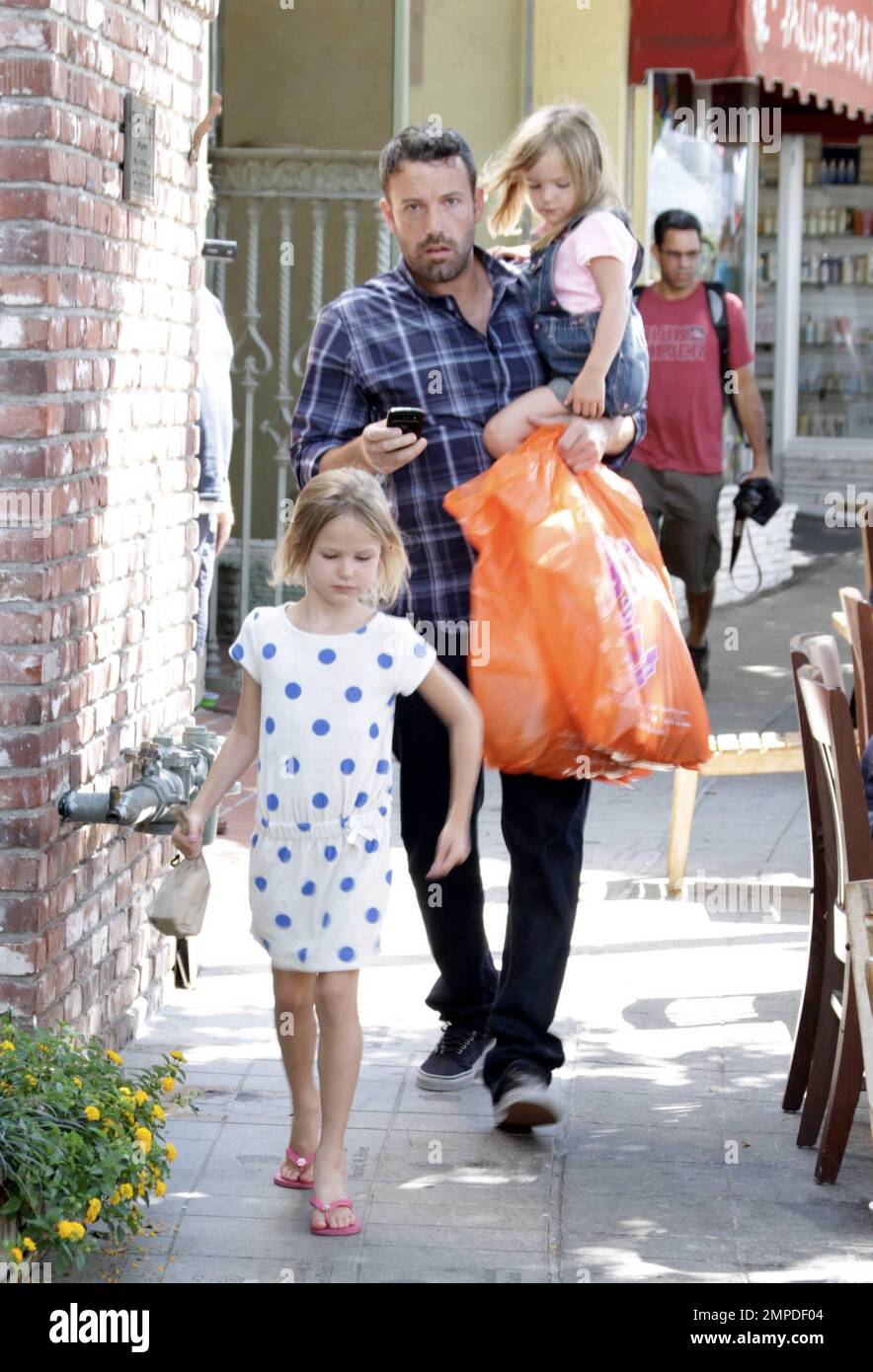 Ben Affleck bringt die Töchter Violet und Seraphina zum Bauernmarkt in Pacific Palisades, LA, CA, 12. August 2012. Stockfoto