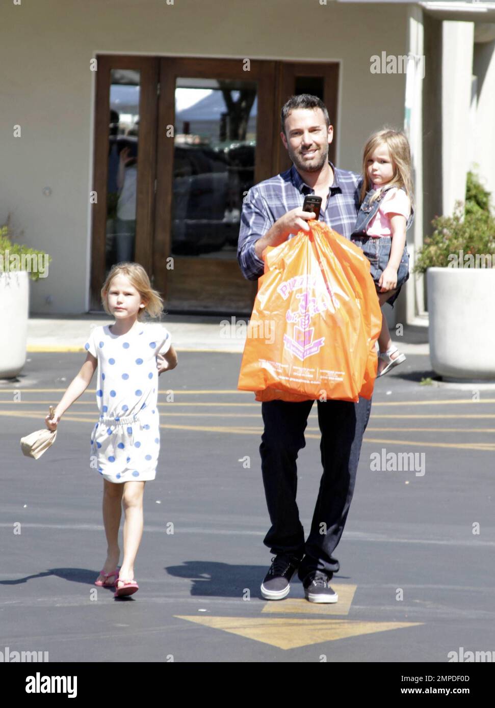 Ben Affleck bringt die Töchter Violet und Seraphina zum Bauernmarkt in Pacific Palisades, LA, CA, 12. August 2012. Stockfoto