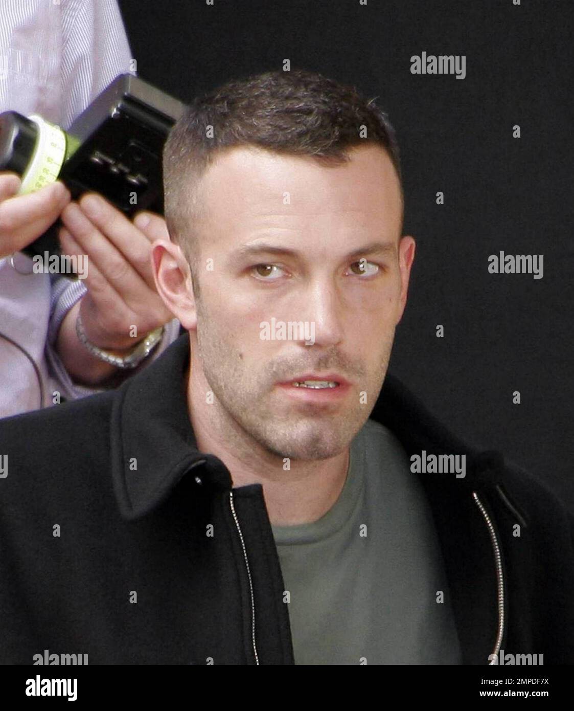 Ben Affleck filmt eine Szene für die Stadt am Harvard Square. Affleck, 37 Jahre alt, hatte einen neuen kürzeren Haarschnitt, der einige graue Haare zeigte. Am Set waren auch Co-Stars wie Jeremy Renner. Boston, Massachusetts. 9/15/09. Stockfoto