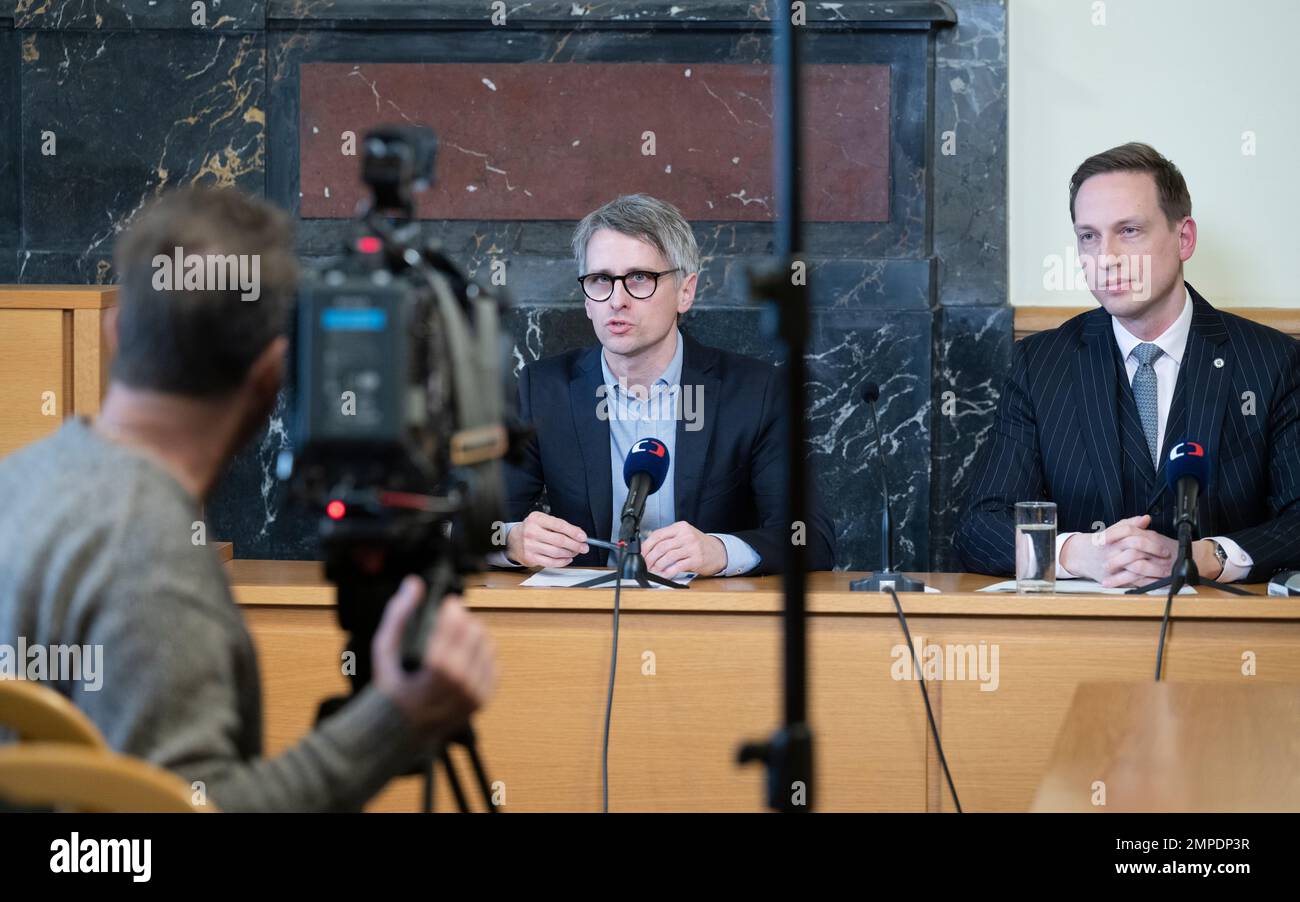 Prag, Tschechische Republik. 31. Januar 2023. Am 31. Januar 2023 fand in Prag, Tschechische Republik, ein Treffen mit dem neuen Vertreter der tschechischen Regierung vor dem Europäischen Gerichtshof für Menschenrechte, Petr Konupka, Left, statt, der den stellvertretenden Justizminister Karel Dvorak, rechts, vorstellt. Kredit: Michaela Rihova/CTK Photo/Alamy Live News Stockfoto