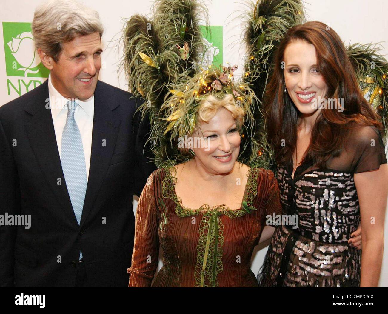 Senator John Kerry, Schauspielerin Bette Midler und Alexandra Kerry kommen zur 15. Jährlichen Hulaween-Benefit-Gala des Bette Midler's New York Restoration Project im Waldorf-Astoria Hotel. New York, NY. 10/29/10. Stockfoto