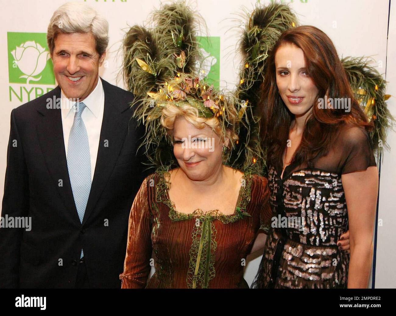 Senator John Kerry, Schauspielerin Bette Midler und Alexandra Kerry kommen zur 15. Jährlichen Hulaween-Benefit-Gala des Bette Midler's New York Restoration Project im Waldorf-Astoria Hotel. New York, NY. 10/29/10. Stockfoto