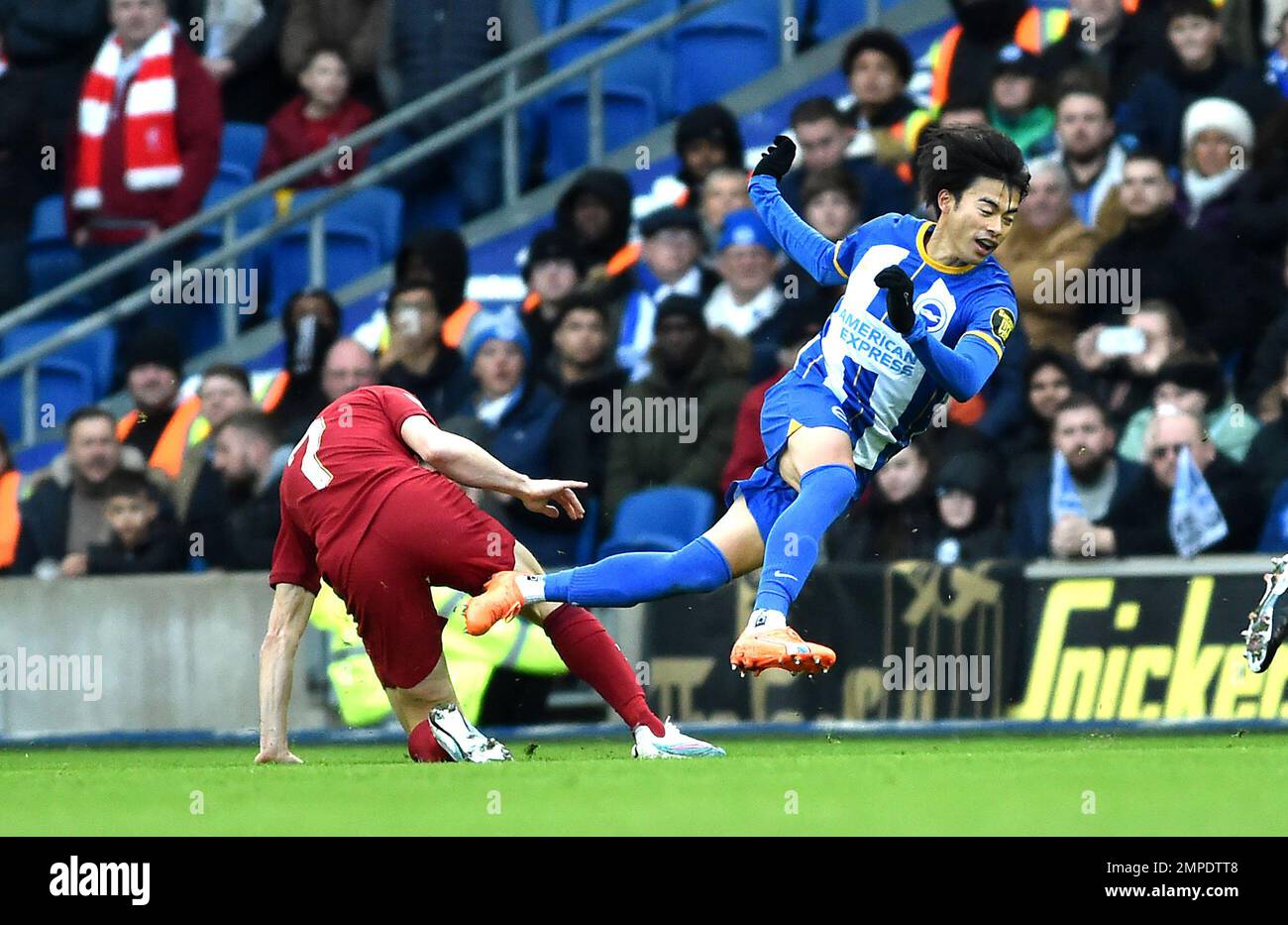 Kaoru Mitoma aus Brighton wird von James Milner aus Liverpool während des vierten Fußballspiels des Emirates FA Cup zwischen Brighton & Hove Albion und Liverpool im American Express Community Stadium, Brighton, Großbritannien - 29. Januar 2023 Photo Simon Dack/Tele Images vereitelt. Nur redaktionelle Verwendung. Kein Merchandising. Für Fußballbilder gelten Einschränkungen für FA und Premier League. Keine Nutzung von Internet/Mobilgeräten ohne FAPL-Lizenz. Weitere Informationen erhalten Sie von Football Dataco Stockfoto