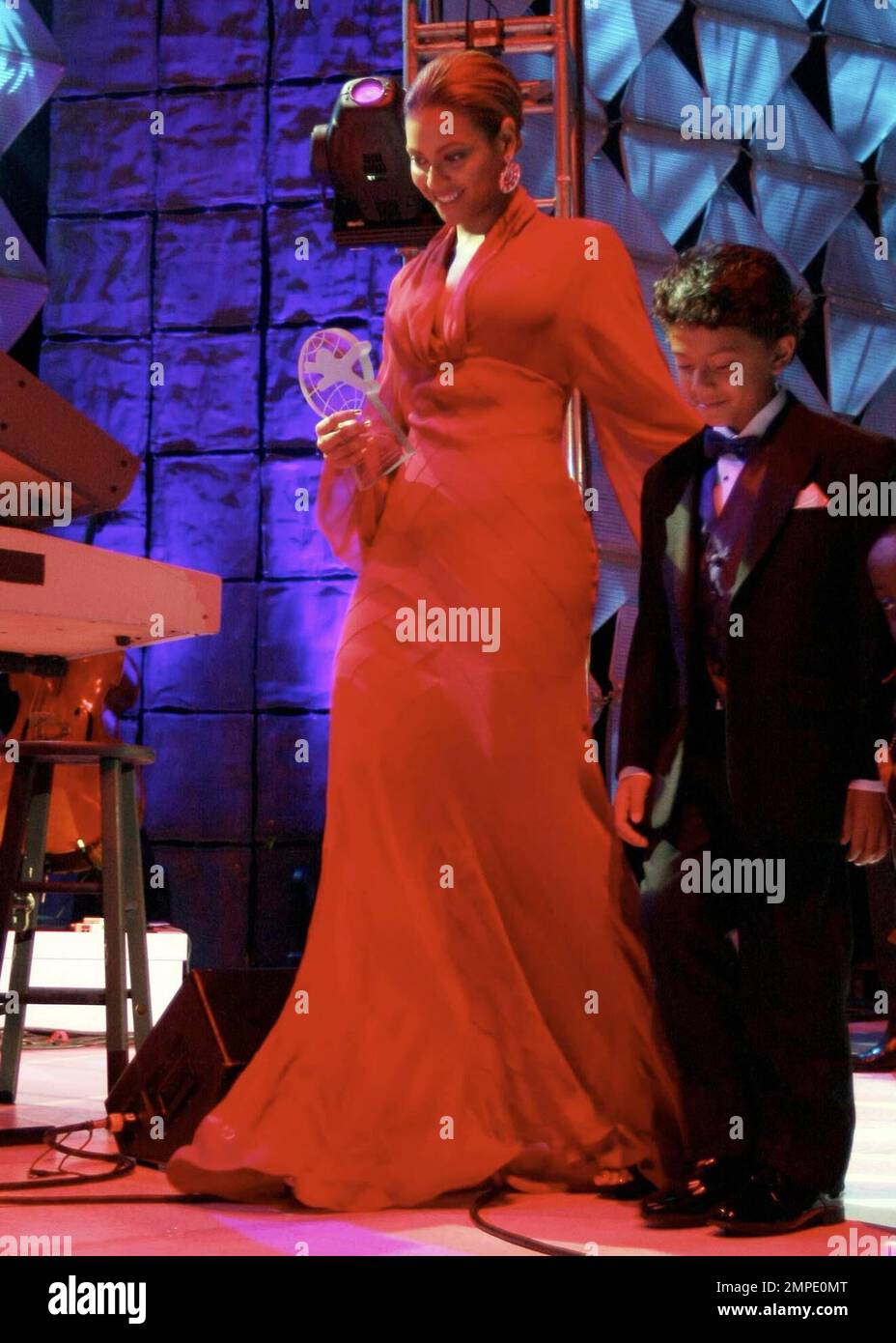 Obwohl das Ereignis den Diamantenball genannt wird, entschied sich Beyonce Knowles, ihren 16-Karat-Diamantring hinter sich zu lassen. Beyonce ist Ehrengast beim Diamantball und Privatkonzert, der der Miami Children's Hospital Foundation zugute kommt. Sie wird für ihre Wohltätigkeitsarbeit ausgezeichnet und wurde bei der glitzernden Veranstaltung in der American Airlines Arena in die Hall of Fame des Zentrums aufgenommen. Die Tische bei der Veranstaltung kosteten upf bis $11.000 Dollar und am Abend nahm Beyonce auch die Bühne neben dem siebenjährigen Wunderkind Ethan Bortnick, der angeblich aufgetreten ist, um seine Wertschätzung für das Krankenhaus zu zeigen, das seine behandelte Stockfoto