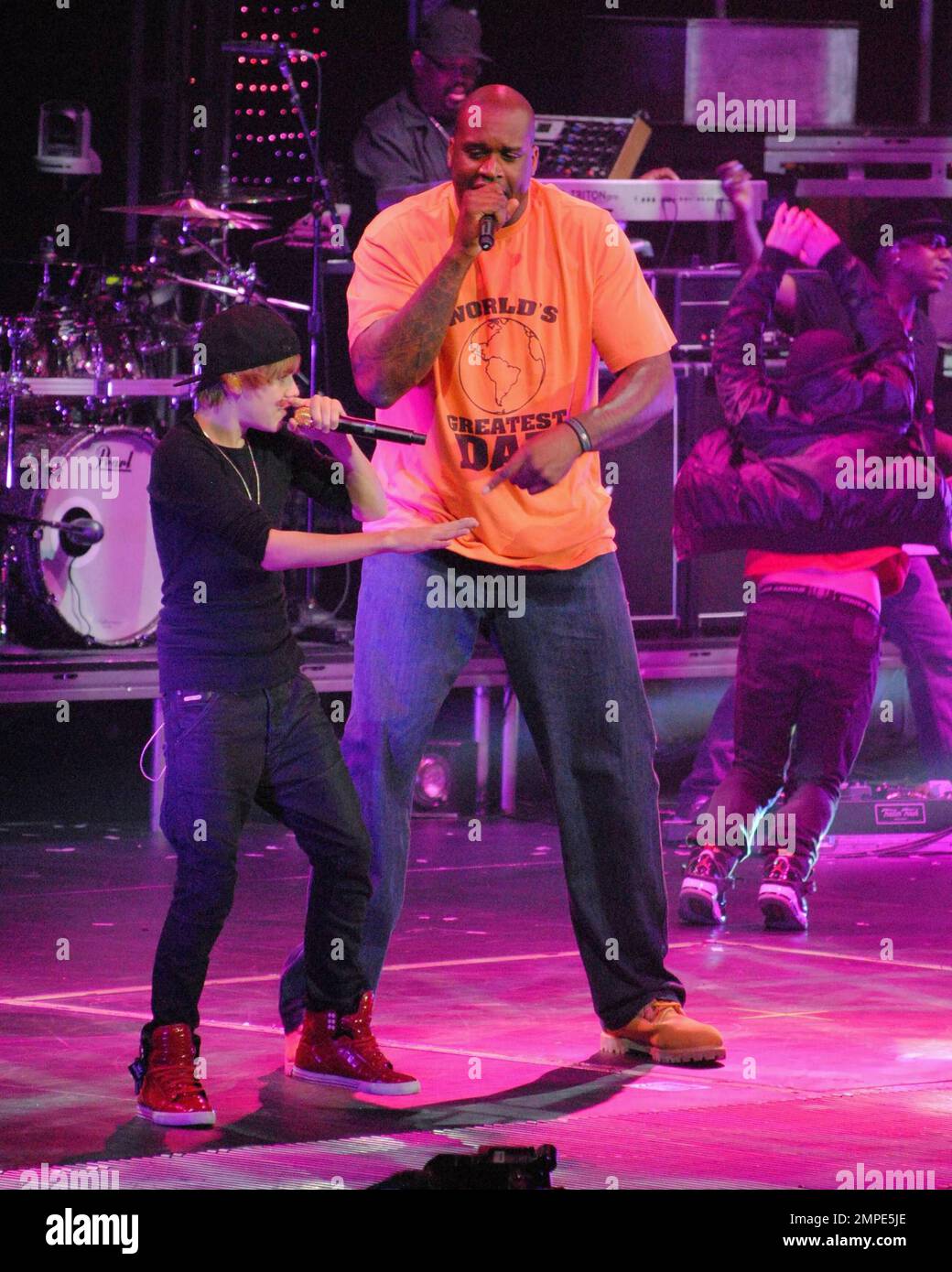 Teenager Justin Bieber und der 7'' 1'' große NBA-Star Shaquille O'Neal tanzen bei einem der Sommerkonzerte der Justin's My World Tour in der Amway Arena auf der Bühne einen unwahrscheinlichen Tanz. Das Duo wurde für die ABC Reality TV Show "Shaq vs." Orlando, FL, gefilmt. 08/04/10Â€¨ . Stockfoto