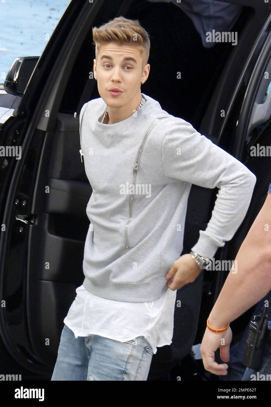 Justin Bieber und seine Leibwächter, darunter Hugo Hesny, kommen bei den jährlichen Young Hollywood Awards 16. im Wiltern in Los Angeles, Kalifornien, an. 27. Juli 2014. Stockfoto