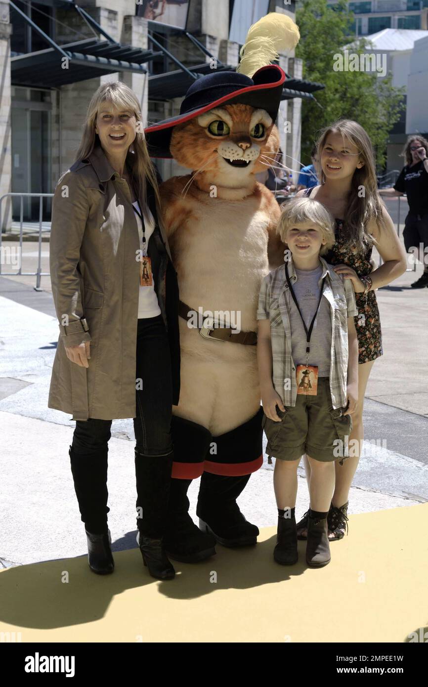 Bindi Irwin, Robert Irwin und mom Terri Irwin kommen zur australischen