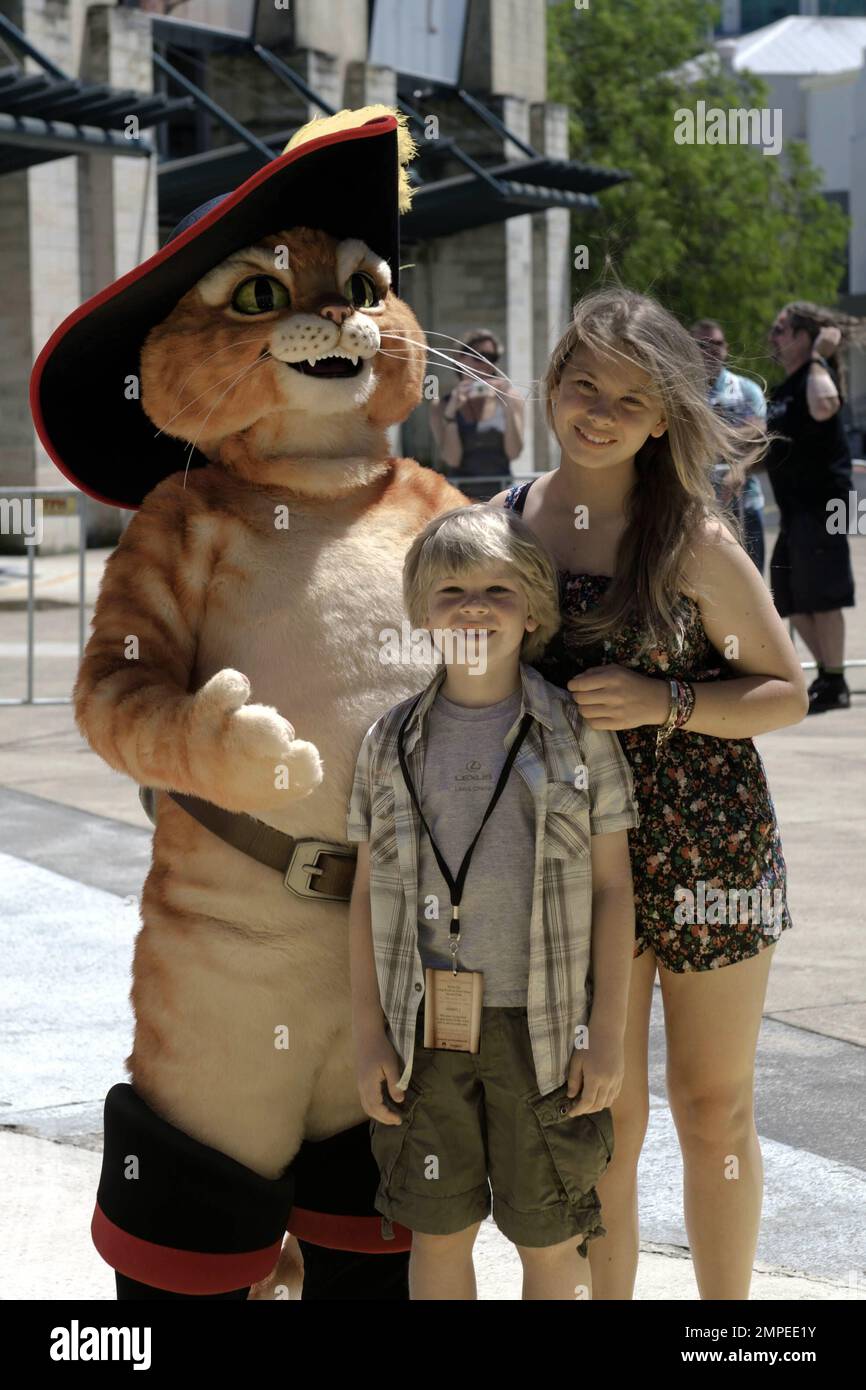 Bindi Irwin und Robert Irwin kommen zur australischen Premiere „Puss in Boots“ im Hoyts Entertainment Quarter. Sydney, Australien. 27. November 2011 Stockfoto