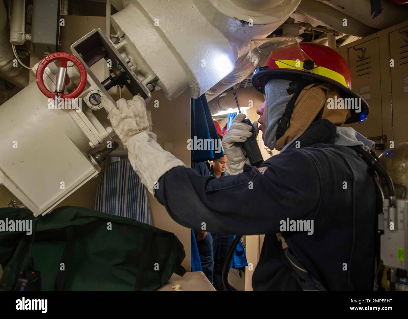 221013-N-XK462-1066 PAZIFIK (13. OKTOBER 2022) USA Navy Fireman Arturo ACAP isoliert Ventile während einer Übung an Bord des Arleigh Burke-Klasse-geführten Raketenzerstörers USS Wayne E. Meyer (DDG 108). Wayne E. Meyer arbeitet derzeit mit der Nimitz Carrier Strike Group in Vorbereitung auf einen bevorstehenden Einsatz. Stockfoto