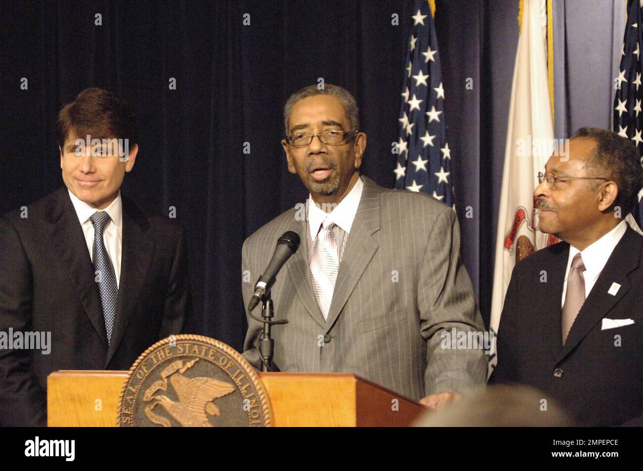 In einem Akt politischer Kühnheit hält Rod Blagojevich, Gouverneur von Illinois, eine Pressekonferenz ab, um seine Ernennung des ehemaligen Generalstaatsanwalts Roland Burris zur Besetzung des freien Senatssitzes des designierten Präsidenten Barack Obama bekannt zu geben. Blagojevich wird skandalös beschuldigt, den Sitz verkaufen zu wollen. Während der Konferenz war Rep. Bobby Rush, D-Ill. Sie sagte zu den Medien: "Ich bitte Sie, die ernannte Person nicht zu hängen und zu lynchen, während Sie versuchen, den Angreifer zu verunglimpfen." Und Lieutenant Gouverneur Patrick Quinn sprach sich gegen die Ernennung aus und Illinois Außenminister Jesse White sagt, er wird nicht unterschreiben Stockfoto