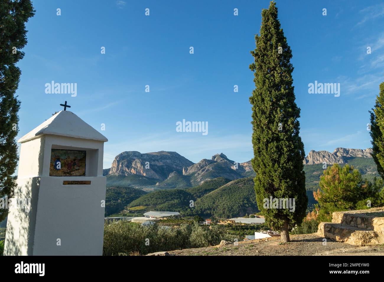Der Blick vom Calvario de Callosa de en Sarriá in Richtung Ponotx/Ponoig, dem „schlafenden Löwen“ Stockfoto
