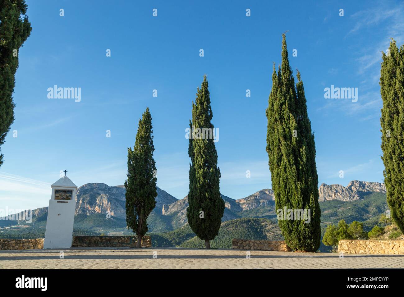 Der Blick vom Calvario de Callosa de en Sarriá in Richtung Ponotx/Ponoig, dem „schlafenden Löwen“ Stockfoto