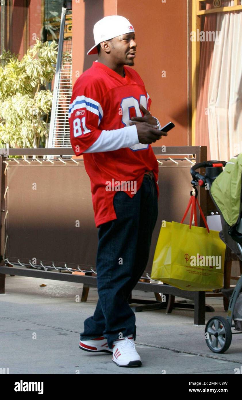 Papa Bobby Brown wartet in einem Parkservice in Beverly Hills auf sein Fahrzeug und zeigt ein Friedenszeichen, wenn er mit dem Kinderwagen seines Babys steht. Brown wurde Ende Mai wieder Vater, als Alicia Etheridge das erste gemeinsame Kind des Paares zur Welt brachte. Los Angeles, Kalifornien. 11/12/09. Stockfoto