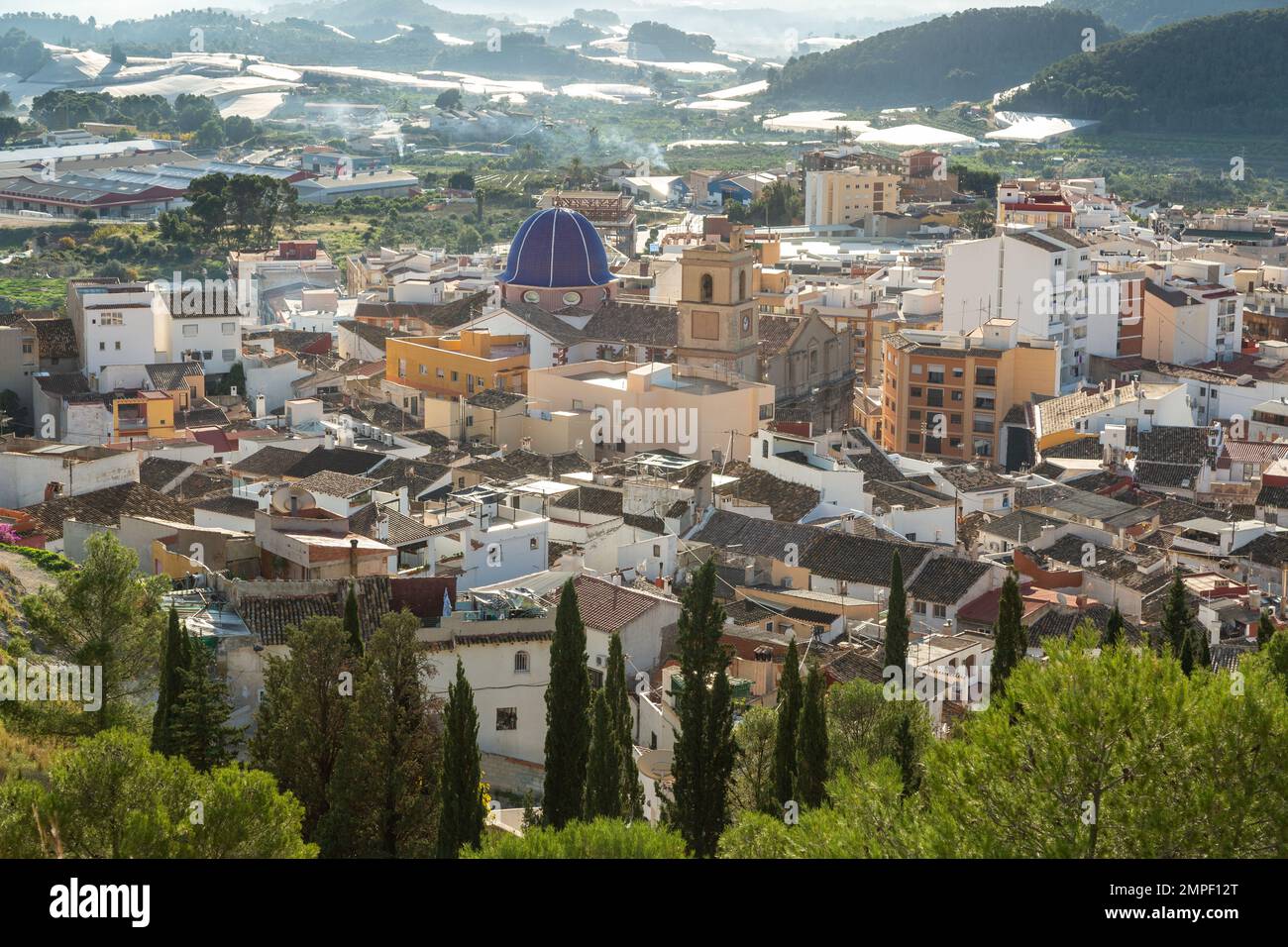 Die Stadt Callosa de Ensarriá mit der violetten Kuppel von Iglesia Arciprestal San Juan Bautista, Alicante, Spanien Stockfoto