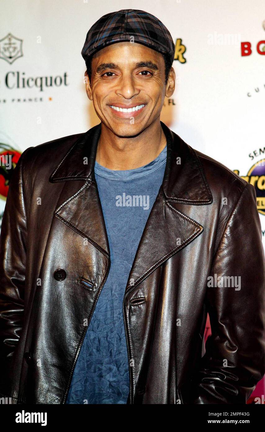 Musiker Jon Secada nimmt an der gro??en Er??ffnung des Bongos Cuban Cafe