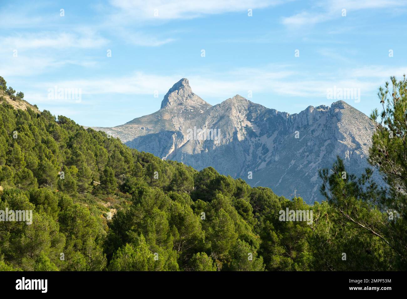 Blick auf den Berg Serra de Bèrnia i Ferrer von der Serra de la Xorta Bergkette. Stockfoto