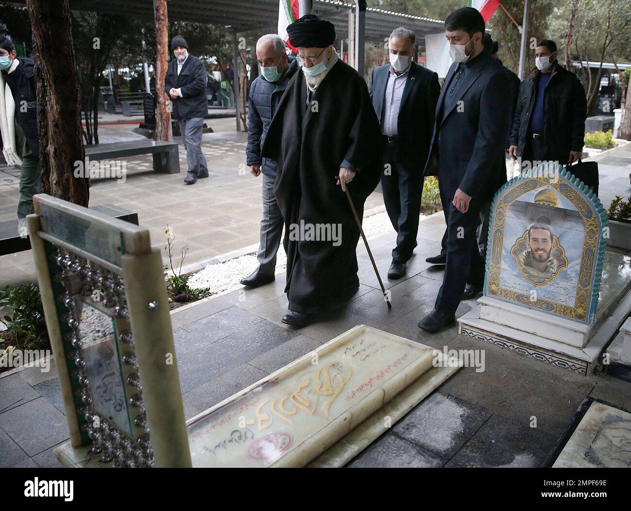 Der Oberste Führer des Iran, Ayatollah Ali Chmenei, besucht die Gräber der Iraner, die während des Krieges in syrien getötet wurden, am 31. Januar 2023 auf dem Friedhof von Behesh Zahra in Teheran. Foto: Parspix/ABACAPRESS.COM Stockfoto