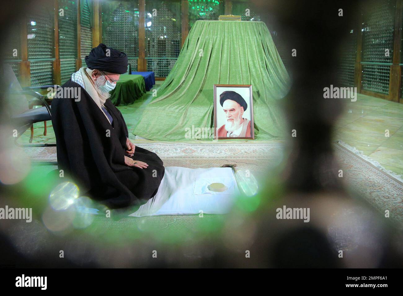 Irans oberster Führer Ayatollah Ali Chmenei betete am 31. Januar 2023 das Grab im Mausoleum des verstorbenen Gründers der Islamischen Republik Ayatollah Ruhollah Khomeini. Foto: Parspix/ABACAPRESS.COM Stockfoto