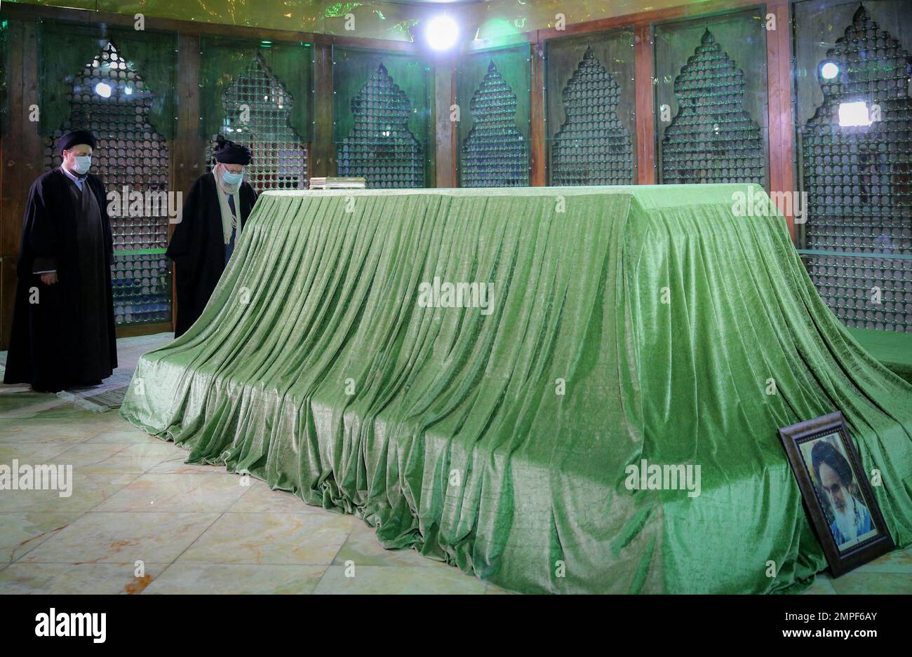 Irans oberster Führer Ayatollah Ali Chmenei (R) betet am 31. Januar 2023 im Mausoleum des verstorbenen Gründers der Islamischen Republik Ayatollah Ruhollah Khomeini. Foto: Parspix/ABACAPRESS.COM Stockfoto