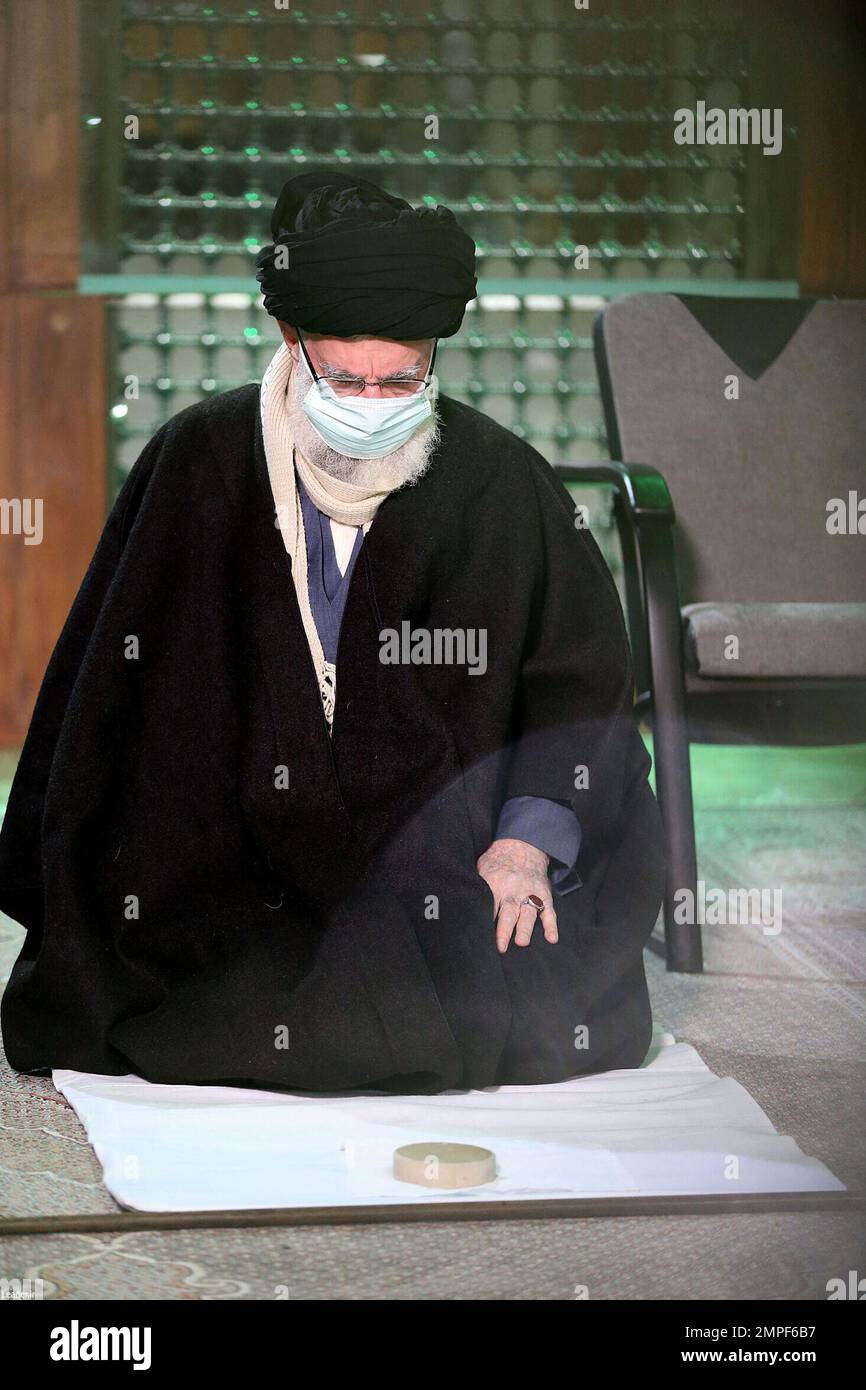 Irans oberster Führer Ayatollah Ali Chmenei betete am 31. Januar 2023 das Grab im Mausoleum des verstorbenen Gründers der Islamischen Republik Ayatollah Ruhollah Khomeini. Foto: Parspix/ABACAPRESS.COM Stockfoto
