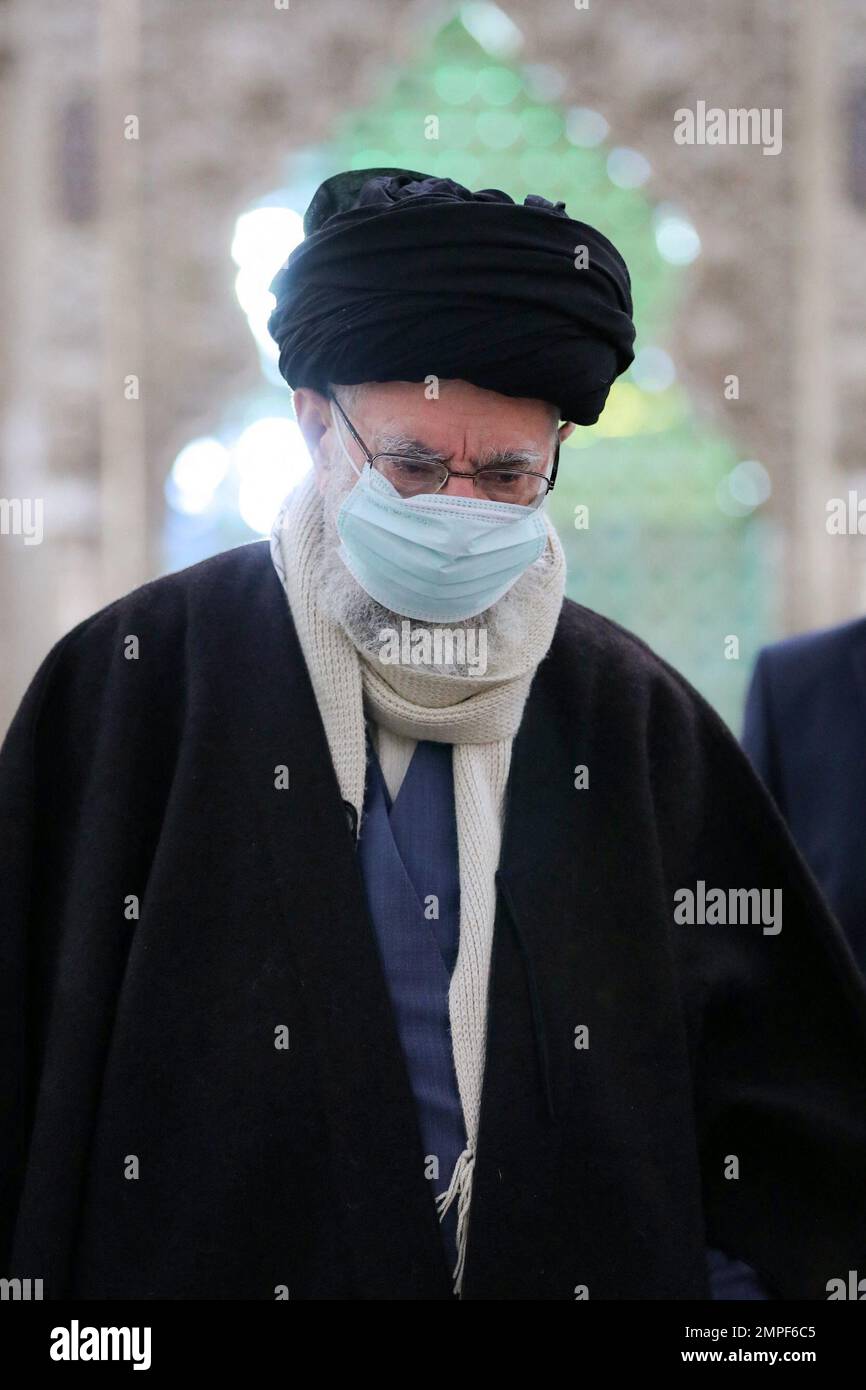 Irans oberster Führer Ayatollah Ali Khmenei bei seinen Besuchen auf dem Behesh Zahra-Friedhof in Teheran am 31. Januar 2023. Foto: Parspix/ABACAPRESS.COM Stockfoto