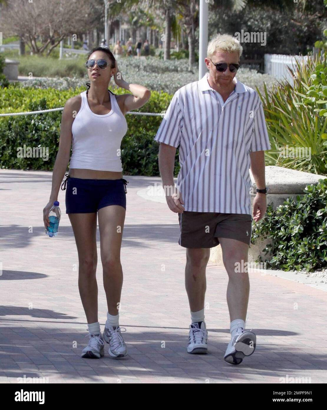 Boris Becker und Verlobte Sharlely gehen morgens joggen. Sharlely trug einen Bikini unter ihrer Joggingkleidung anstelle eines Sport-BHs, der ihre Figur beim Joggen mehr zum Vorschein brachte. Miami, Florida 4/1/09. . . Stockfoto