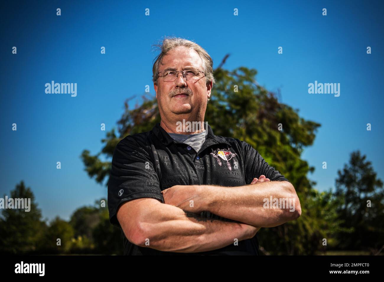 Edward J. Blauvelt, Leiter der Kommandooperationen, Air Force Security Assistance Training Squadron posiert für ein Foto zur Unterstützung des Native American Indian Heritage Month (NAIHM) am 13. Oktober 2022 auf der Joint Base San Antonio-Randolph, Texas. Im November findet der National American Indian Heritage Month (NAIHM) statt. Das Verteidigungsministerium (DOD) erkennt gemeinsam mit der Nation die reichen und vielfältigen Kulturen, Traditionen und Geschichten der amerikanischen Indianer und der Einwohner Alaskas an. Laut dem Bureau of Indian Affairs gibt es 574 staatlich anerkannte Stämme. Diesen Monat feiern wir die Ureinwohner der USA und Alaskas Stockfoto