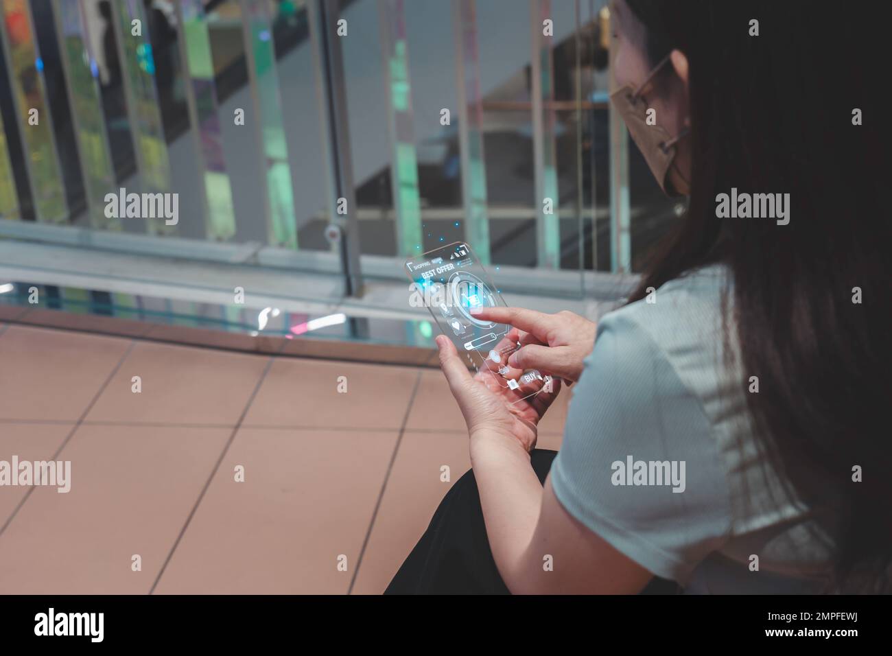 Frau, die Infografiken verwendet, kauft online Symbole auf Smartphone e-Commerce, Online-Banking, Online-Shopping und Social-Media-Konzept Stockfoto