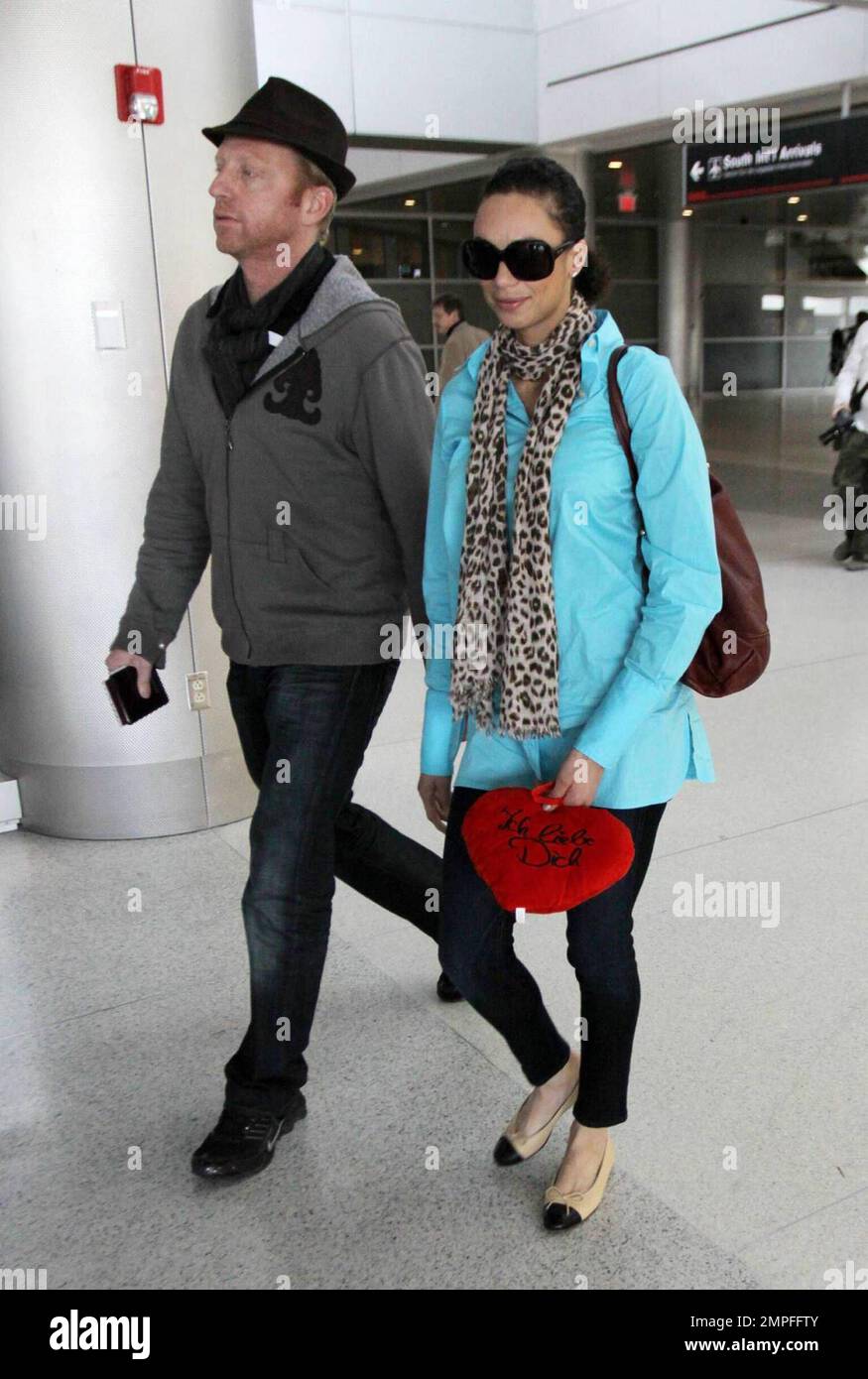 Exklusiv!! Boris Becker und Sharlely Kerssenberg sind vor kurzem am Flughafen von Miami angekommen. Sharlely zeigte ein rotes, pelziges Herz mit den Worten 'Ich Leibe Dich'. Sie trug auch einen großen Diamantring, obwohl er sich am Mittelfinger ihrer linken Hand befand. Boris gab dem Gepäckträger ein Trinkgeld mit einem 20 Pfund Note, Miami, FL, 3/2/09. Stockfoto