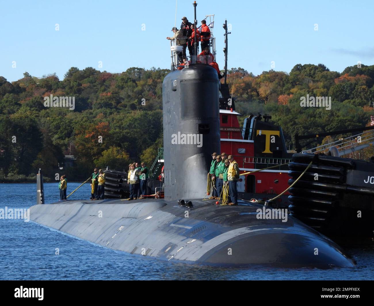 221014-N-ZZ999-0065 GROTON, Connecticut (14. Oktober 2022) – die USS Oregon (SSN 793) bereitet sich auf den Marinestützpunkt New London in Groton, Connecticut, vor., 14. Oktober. Das Schnellangriffs-U-Boot USS Oregon der Virginia-Klasse und die Crew operieren unter dem Submarine Squadron (SUBRON) FOUR und seine primäre Mission ist es, Angriffsunterseeboote bereitzustellen, die bereit, bereit und in der Lage sind, die einzigartigen Herausforderungen von Unterseekämpfen zu meistern und Einsätze in unversöhnlichen Umgebungen auf der ganzen Welt zu implementieren. Stockfoto