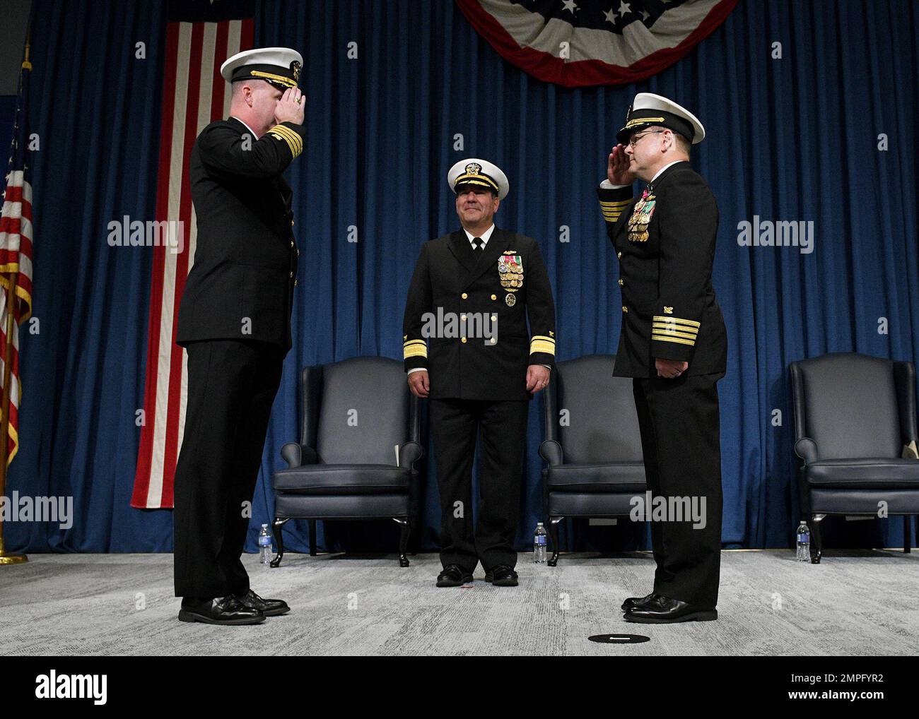 221014-N-PX557-0243 MECHANICSBURG, Pennsylvania (14. Oktober 2022) Capt. David D. Carnal entlastet Capt. Gene Cash (rechts) als Kommandant, Naval Supply Systems Command (NAVSUP) Business Systems Center (BSC), während einer Zeremonie an Bord von Naval Support Activity Mechanicsburg, 14. Oktober. Hinterer Adm. Peter Stamatopoulos (Mitte), Kommandant, NAVSUP/Chief of Supply Corps, leitete die Zeremonie und gab Gastredner-Kommentare. Cash diente von April 2020 bis Oktober 2022 als Kommandant, NAVSUP BSC, und wird nach mehr als 28 Jahren Dienst als Offizier des Marine Supply Corps in den Ruhestand treten Stockfoto