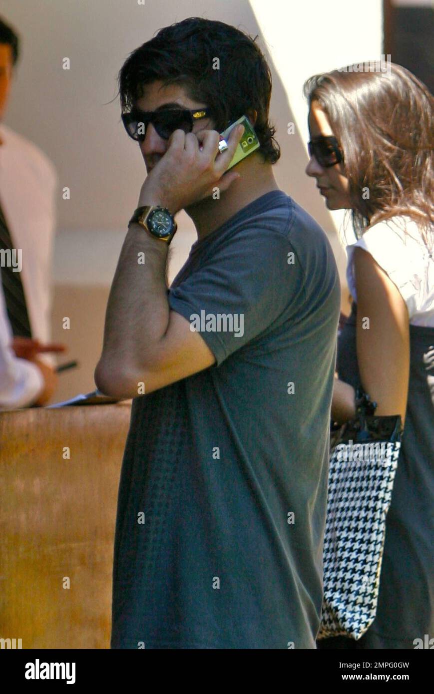 Brandon Davis macht eine Pause von seinem Mittagessen in Malibu, um einen wichtigen Anruf zu beantworten, und verlässt dann die Hintertür des Restaurants. Los Angeles, Kalifornien, 9/2/07. Alle Stockfoto