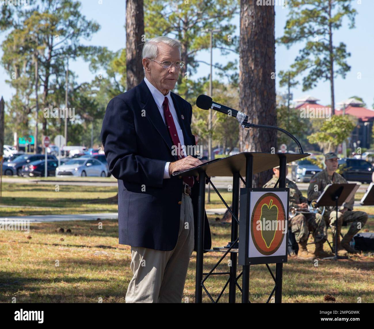 Lt. Gen. (Ausgeschieden) John Lemoine spricht über seine Erfahrungen mit seiner Erziehung in der Armee und der 24. Infanterie Division während der jährlichen Reunion Memorial Ceremony 74. der ID 24. im Desert Storm Memorial, Fort Stewart, Georgia, am 14. Oktober 2022. Der 24. ID verfärbt seine Farben zum letzten Mal im Jahr 1996 und wird zur 3. Infantry Division, die seit 20 Jahren stolz in allen Einsatzgebieten und als unterstützender Partner der Gemeinde Coastal Georgia und Columbus dient. Stockfoto