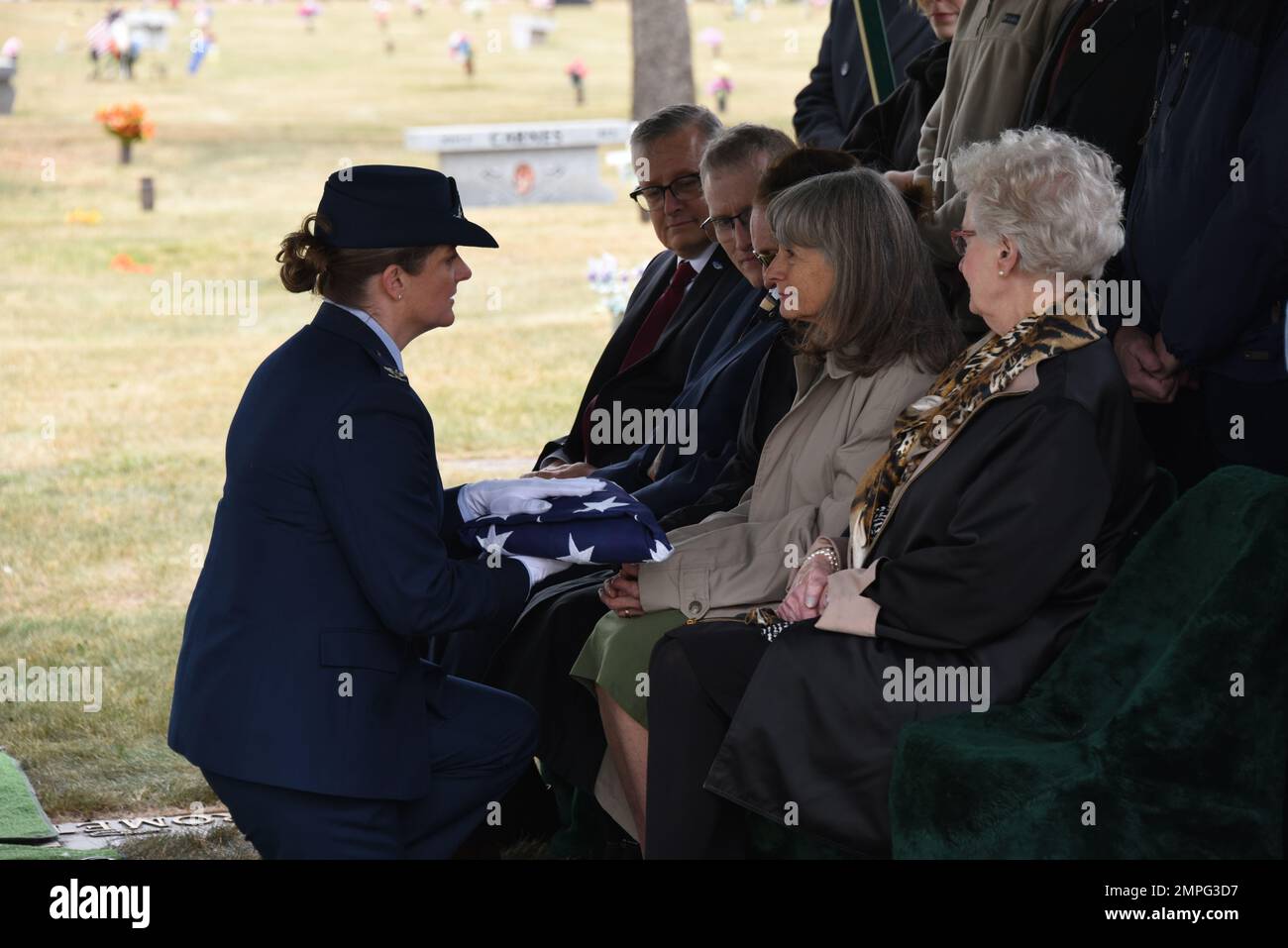 Mary Page aus Denver, Colorado, Tochter des ehemaligen Kommandanten der 185. Fighter Group, Col. Warren Nelson, wird am 14. Oktober 2022 bei der Beerdigung ihres Vaters in Sioux City, Iowa, eine US-Flagge vom 185. Air Betanking Wing Commander Col. Sonya Morrison überreicht. Nelson war der letzte Veteran des Zweiten Weltkriegs, der als Kommandant von 185. diente, als er 1980 in den Ruhestand ging, er starb kürzlich im Alter von 97 Jahren. Foto der US Air National Guard Senior Master Sgt. Vincent De Groot 185. ARW Wing PA Stockfoto