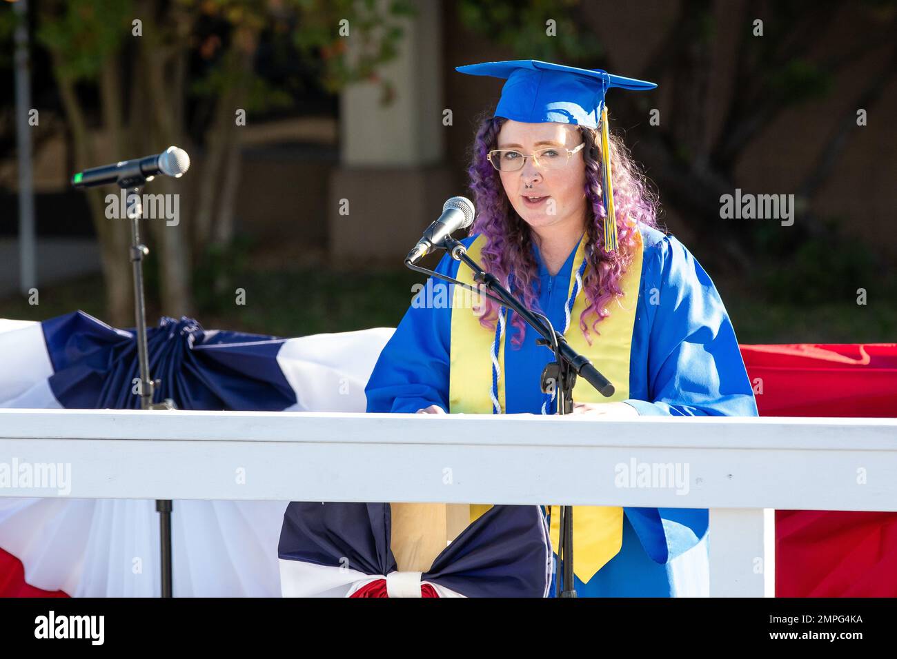 Die NNSY-Lehrlingsgruppe von 2022 Valedictorian war Linda Matthews, ein Shop 31 Inside Machinist. Matthews, Absolventin der Lakeland High School im Jahr 2012, schloss das Programm mit einem GPA von 3,942 ab, was ihr eine frühe Beförderung einbrachte. „Wenn mich die Leute fragen, ob ich gerne auf der Werft arbeite, kann ich ehrlich sagen, dass dies der beste Job ist, den ich je hatte. Ich hatte die Möglichkeit, in einer Karriere und als Person zu wachsen. Vor allem habe ich das Gefühl, dass meine Arbeit wichtig ist.“ Stockfoto