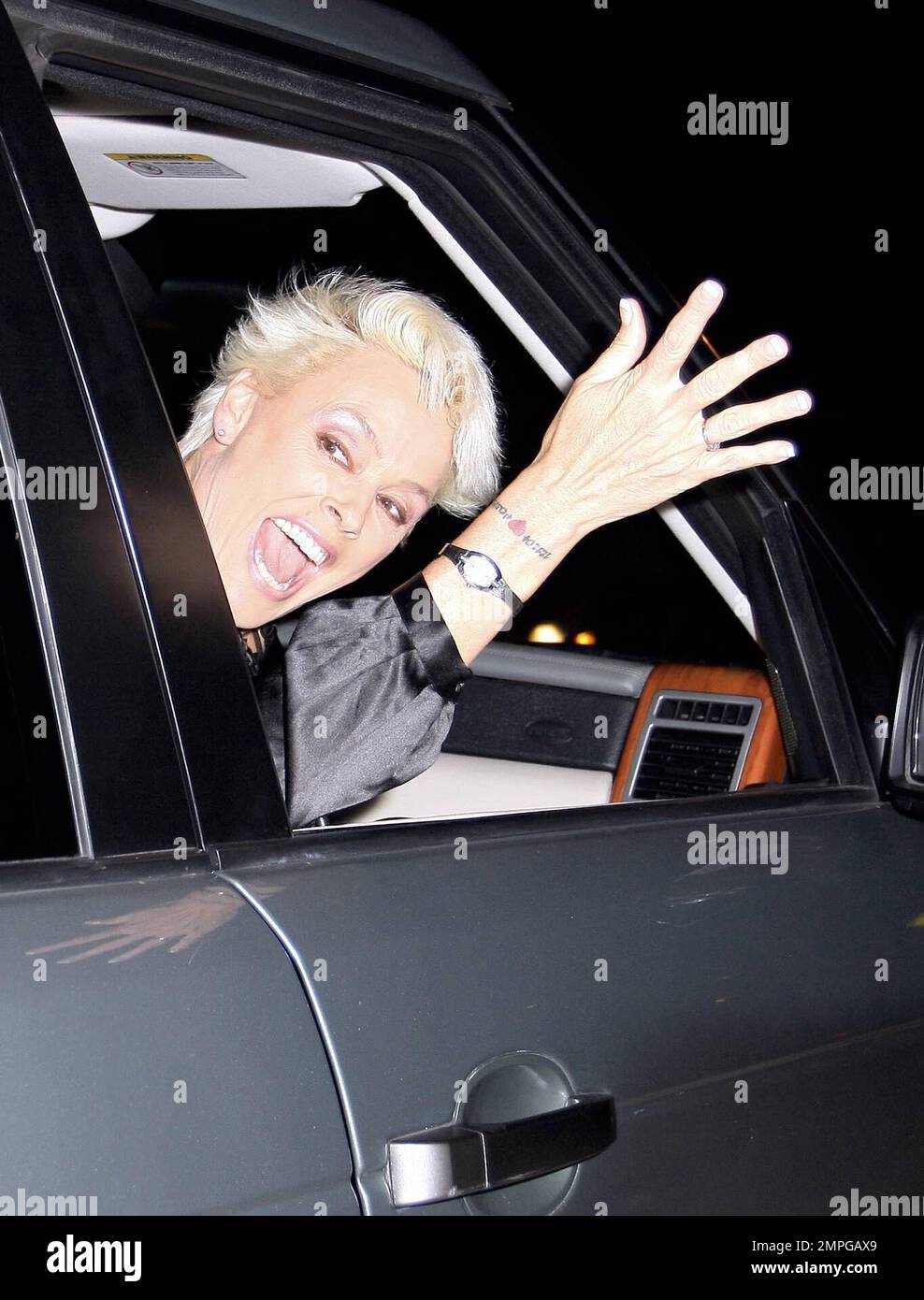 Die dänische Schauspielerin Brigitte Nielsen, die vor allem für ihre Rolle in den Filmen „Red Sonja“ und „Rocky IV“ und für ihre Ehe mit dem „Rocky“-Star Sylvester Stallone bekannt ist, verlässt das Restaurant Madeos nach dem Abendessen mit Freunden in Los Angeles, Kalifornien. 12/2/08. Stockfoto