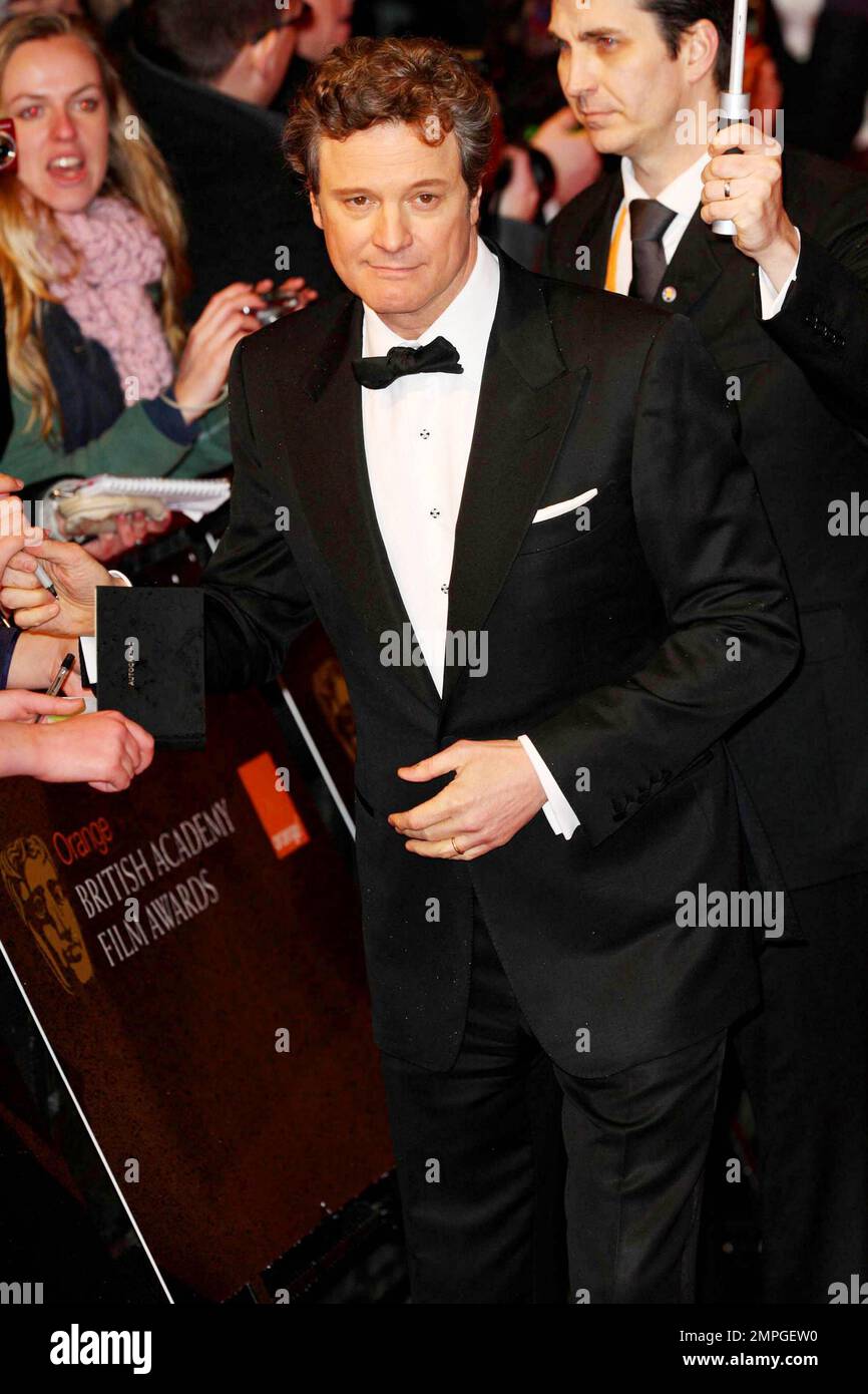 Colin Firth, der den besten Schauspieler BAFTA gewonnen hat, gibt bei den British Academy Film Awards 2011ange im Royal Opera House in Covent Garden Autogramme auf dem roten Teppich ab. London, Großbritannien. 02/13/11. Stockfoto