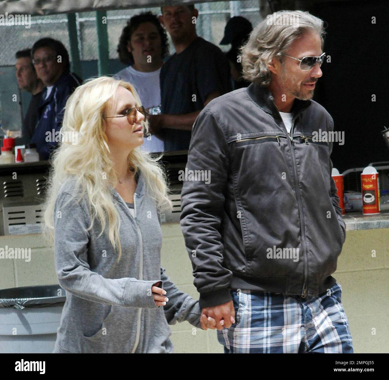 EXKLUSIV!! Britney Spears und ihr Freund Jason Trawick halten heute Morgen Händchen bei Sean Preston's Pony League Spiel in L.A. Sean Prestons Dad Kevin Federline trainiert auch das Baseballspiel. Los Angeles, Kalifornien. 05/15/11. Stockfoto